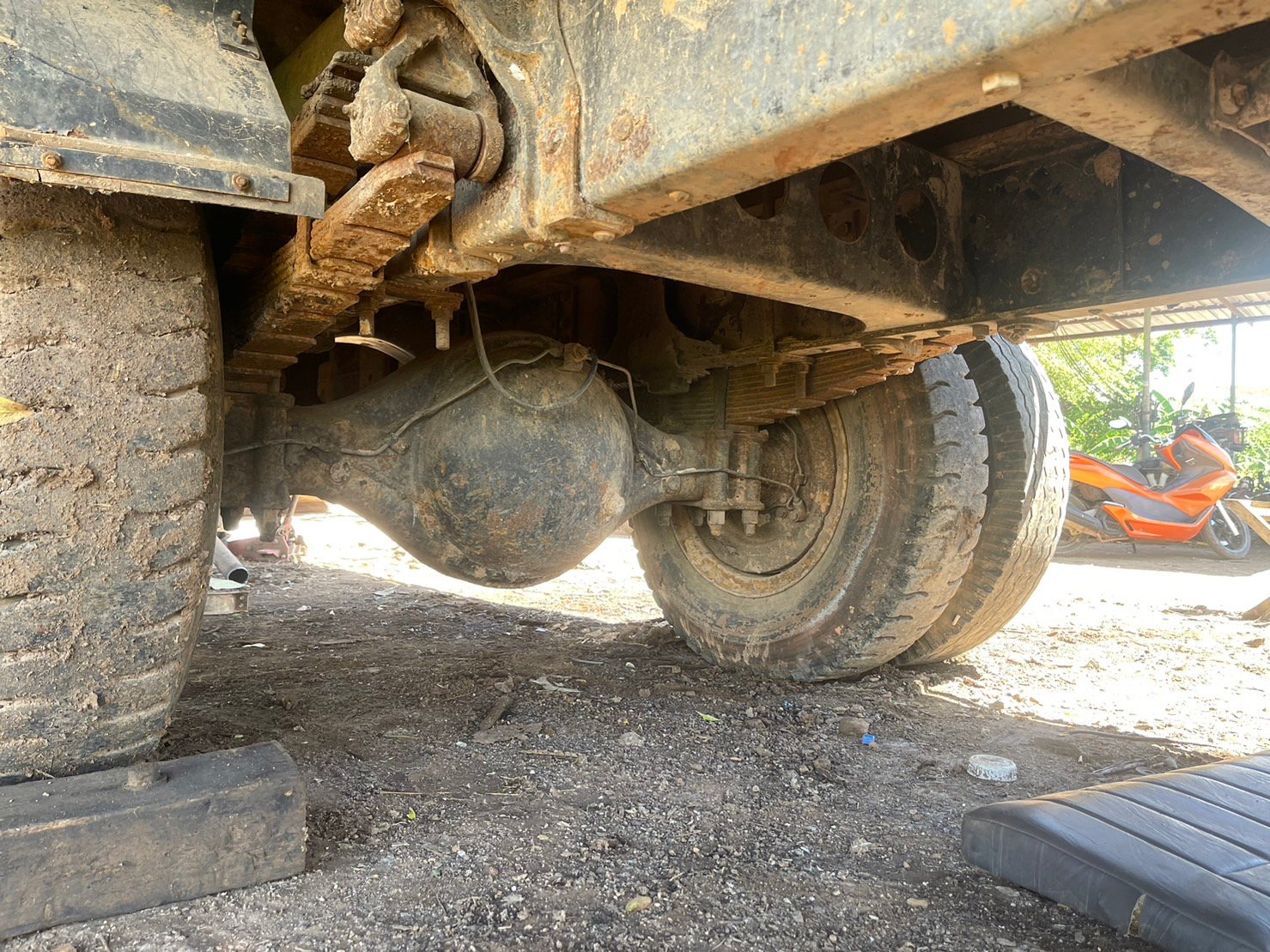 เพลา6 ล้อ 8น็อต HINO FF3H 25000 บาท พร้อมใช้งาน แหนบ6500 บาท