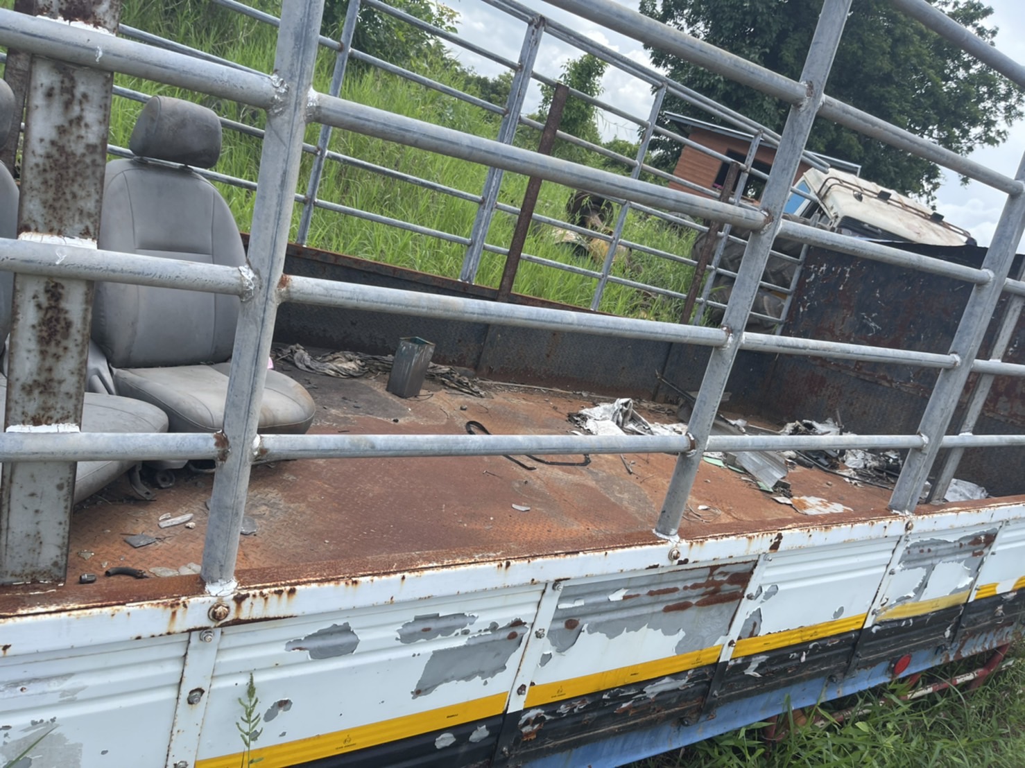 คอกพื้นกระบะ 6 ล้อ คัชชีกว้าง 85 ชม 25000 บาท พร้อมใช้งาน