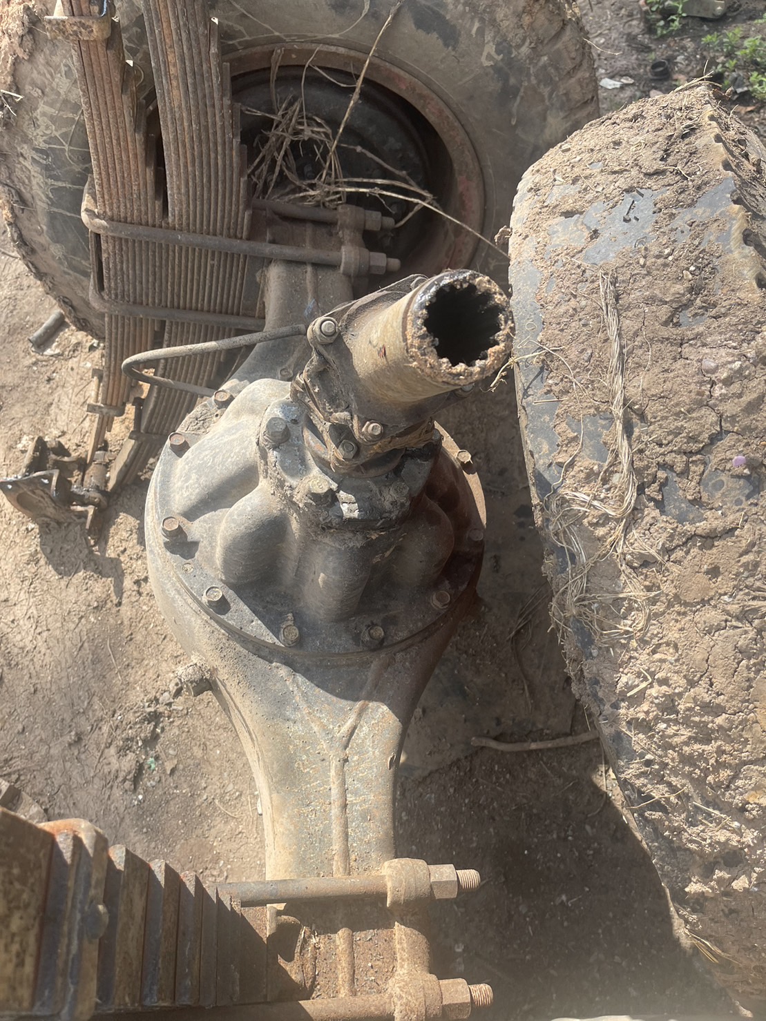 เพลา F 6 ล้อ มิตชู 25000 บาท พร้อมแหนบ