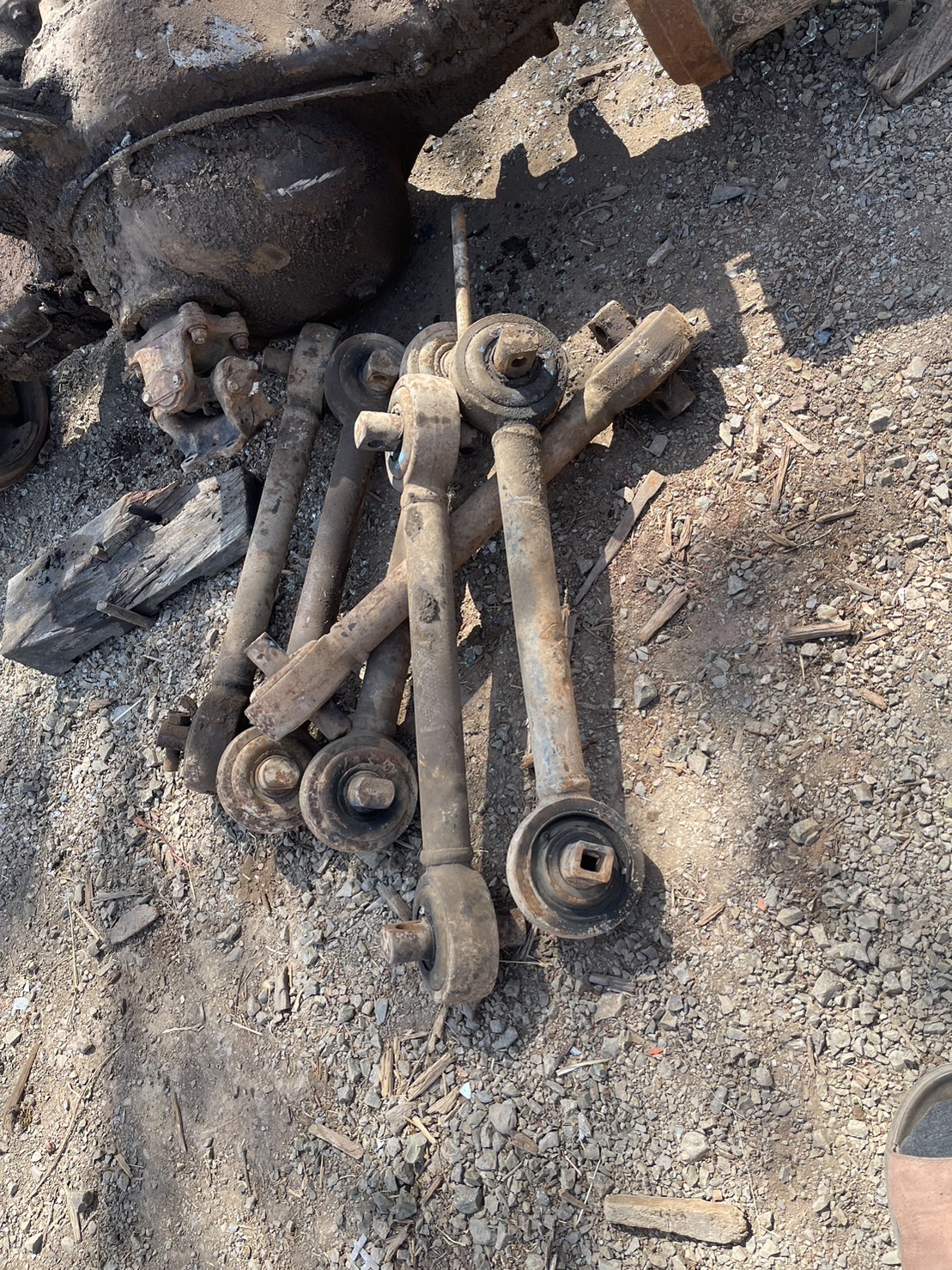 แท่นโบกี้ แหนบ ฟูโซ่ 527 โบ 28000 บาท พร้อมแขนลูกหมาก