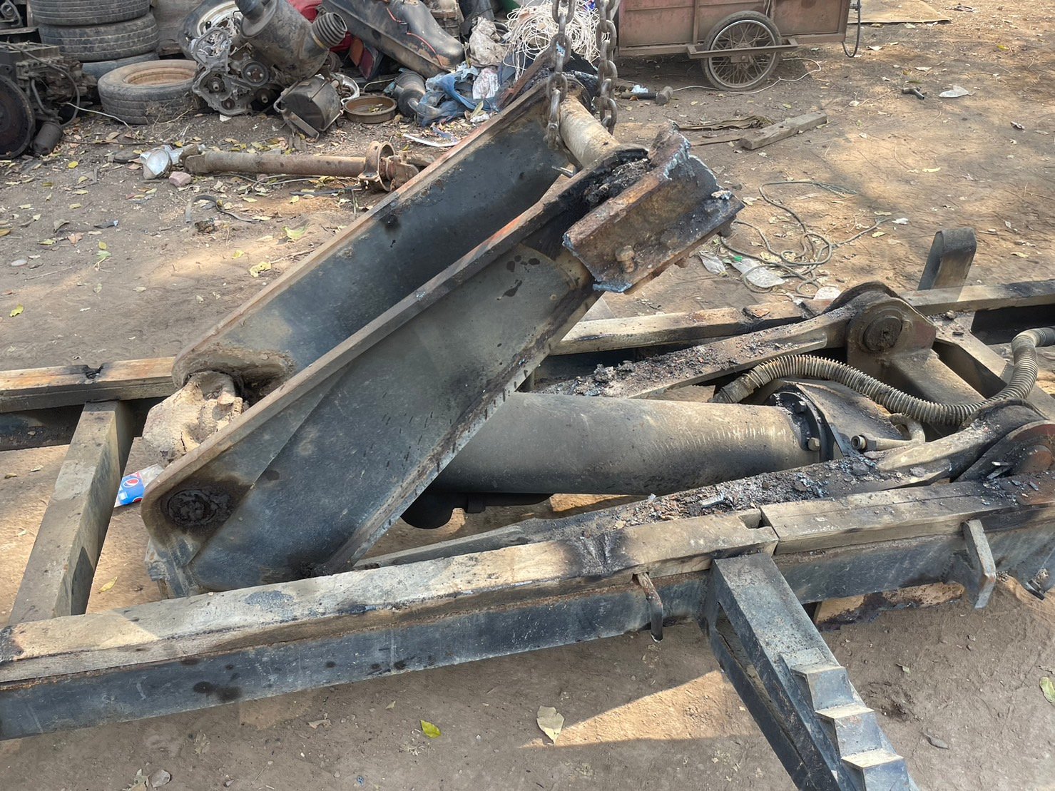 ชุดดดั้ม ISUZU 240 25000 บาท พร้อมปั้มปั่น คัสชีเทียม 12 ตัน