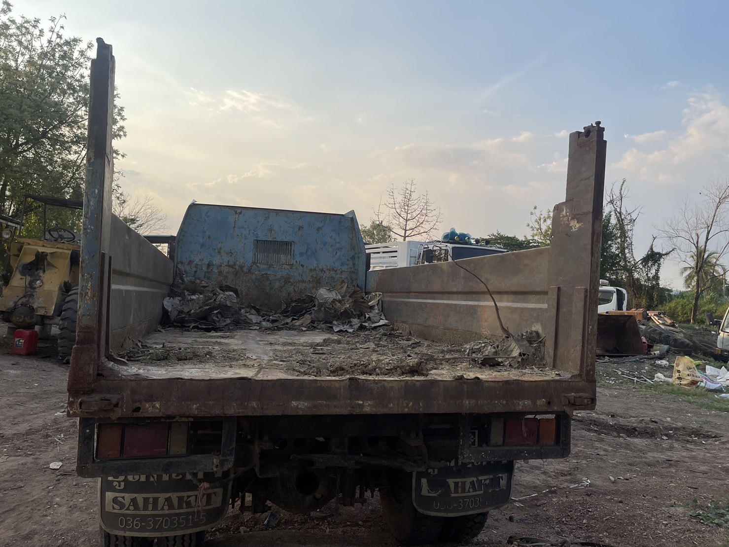 ขายชุดดั้มพร้อมกระบะ ISUZU NPR 47000  บาท พร้อมอุปกรณ์