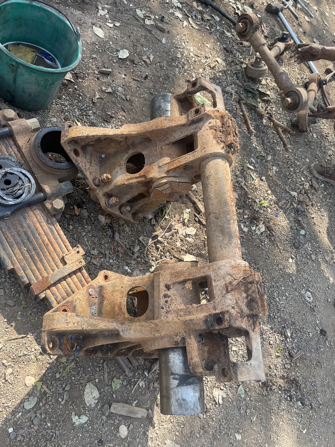 แท่นโบกี้แหนบ  ฟูโซ่ 12000 บาท พร้อมใช้งาน