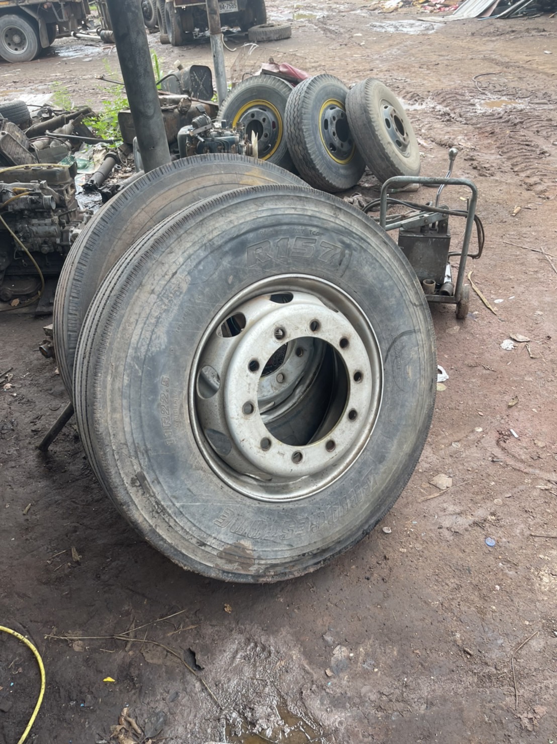 ยางพร้อมกระทะเรเดียน 10น็อต 1 คู๋ 8500 บาท 11R22.5