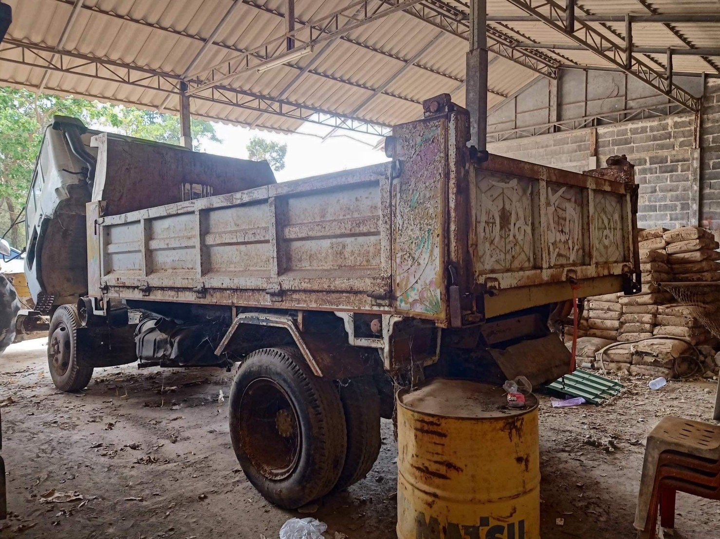 แยกขายชุดกระบะ ดั้ม 6 ล้อ HINON 55000 บาท คัสชี 81 ชม ยาว 4.10 เมตร กว้าง 2.19 เมตร สูง70ชม