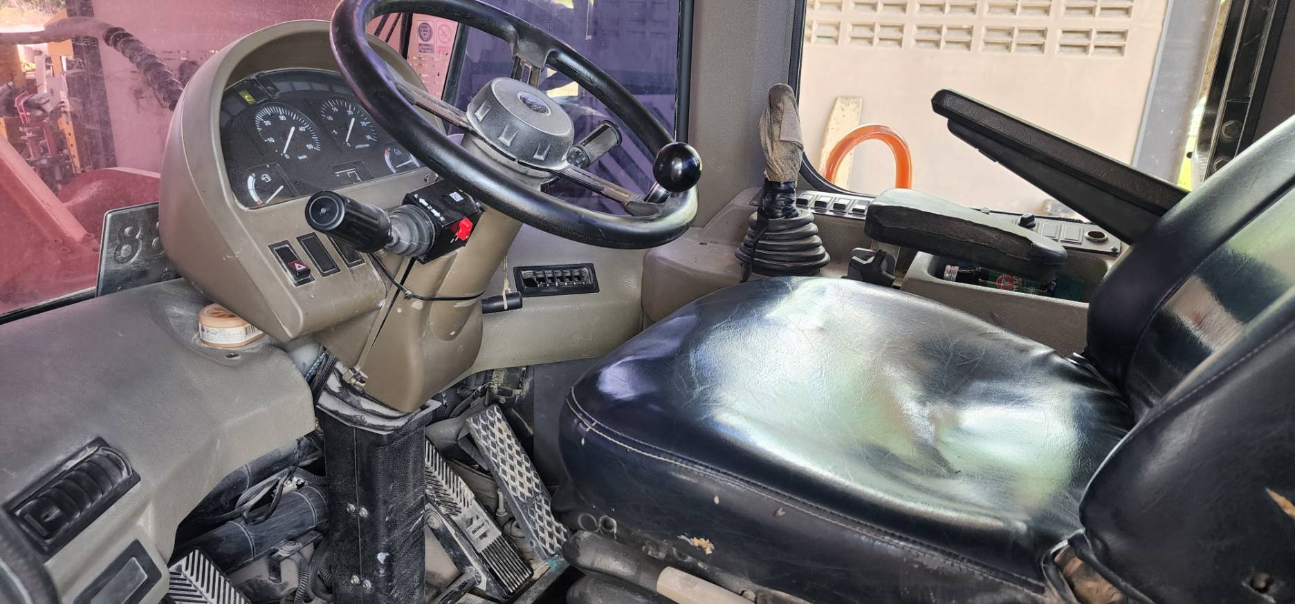 ขายรถตัก แดวู MG300V สวยพร้อมไช้ออกใหม่ป้ายแดงเอกสารทะเบียน