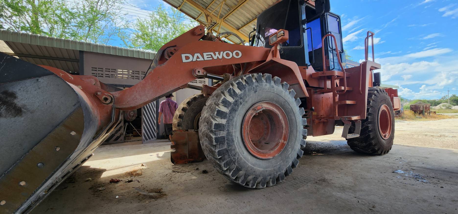 ขายรถตัก แดวู MG300V สวยพร้อมไช้ออกใหม่ป้ายแดงเอกสารทะเบียน