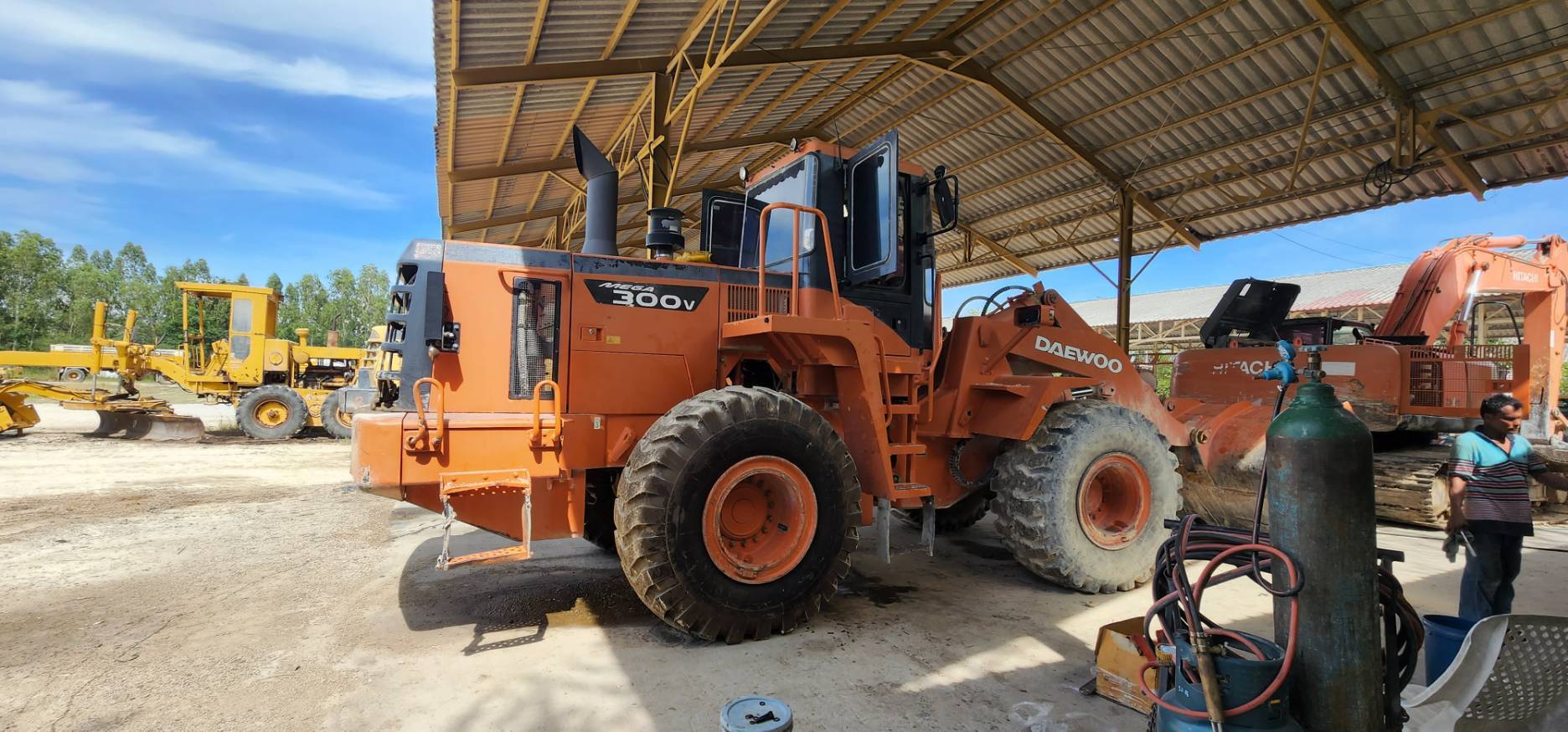 ขายรถตัก แดวู MG300V สวยพร้อมไช้ออกใหม่ป้ายแดงเอกสารทะเบียน