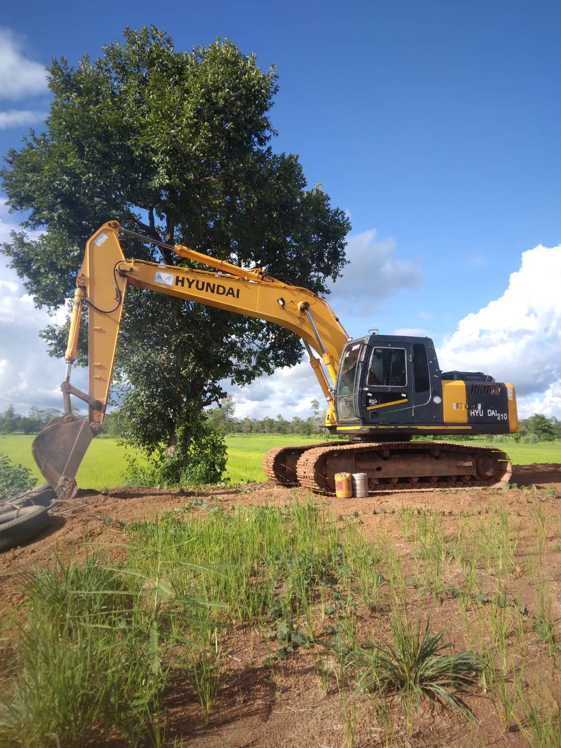 ขายรถแบคโฮ HUNDAI 200 สภาพพร้อมไช้เอกสารทะเบียน