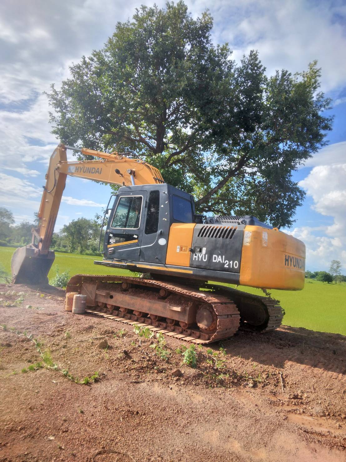 ขายรถแบคโฮ HUNDAI 200 สภาพพร้อมไช้เอกสารทะเบียน ขายรถแบคโฮ HUNDAI 200 สภาพพร้อมไช้เอกสารทะเบียน