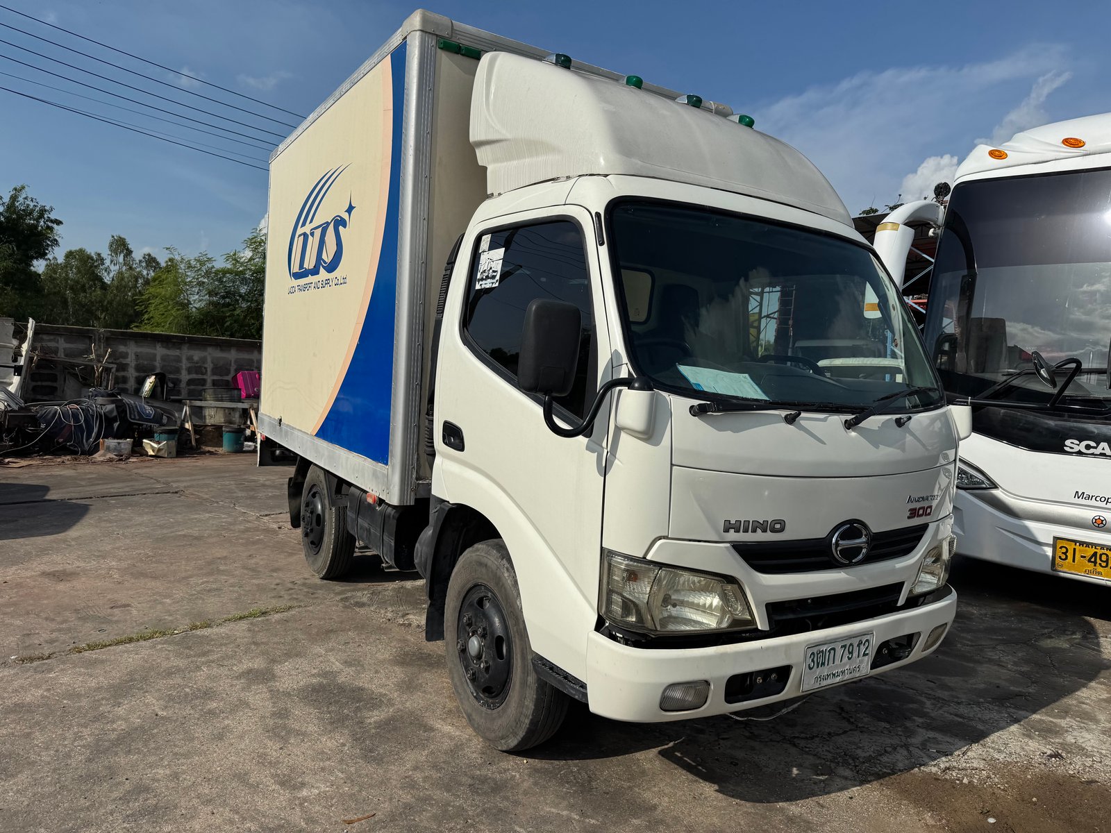 Hino innovator 300  สิงหา 63 ราคา 395,000 ตู้แห้ง 90,000 km