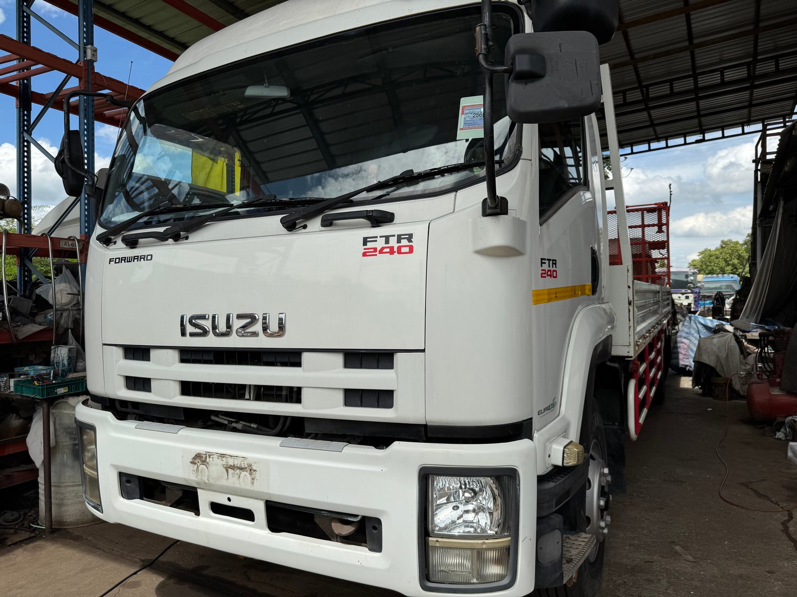 ขาย ISUZU FTR 240 สุดยอดรถบรรทุกสำหรับงานขนย้ายรถไถ – รถโฟร์คลิฟท์ พื้นเรียบ ยาว 7.5 เมตร ลิฟท์ท้าย 