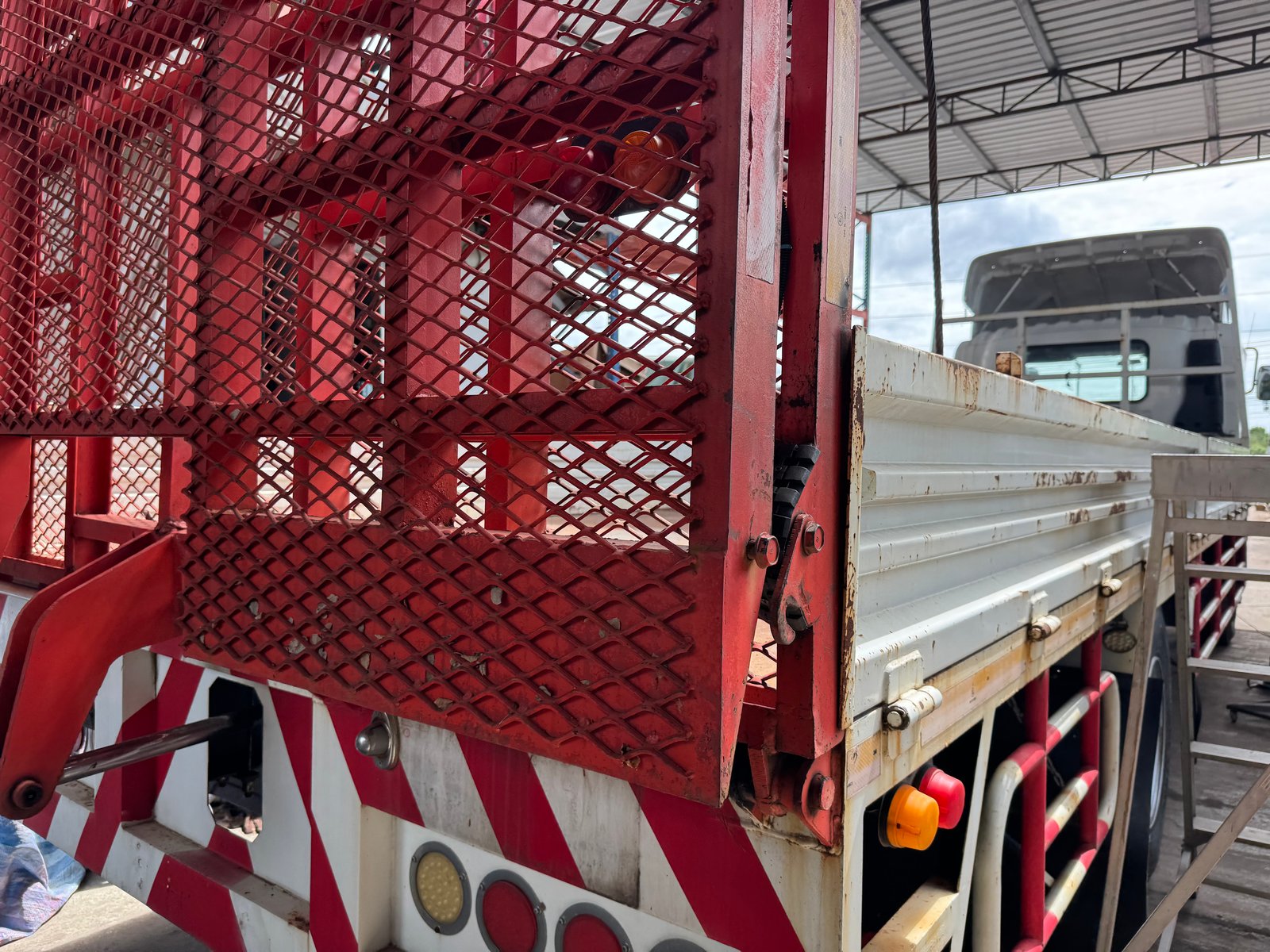 ขาย ISUZU FTR 240 สุดยอดรถบรรทุกสำหรับงานขนย้ายรถไถ – รถโฟร์คลิฟท์ พื้นเรียบ ยาว 7.5 เมตร ลิฟท์ท้าย ขาย ISUZU FTR 240 สุดยอดรถบรรทุกสำหรับงานขนย้ายรถไถ – รถโฟร์คลิฟท์ พื้นเรียบ ยาว 7.5 เมตร ลิฟท์ท้าย