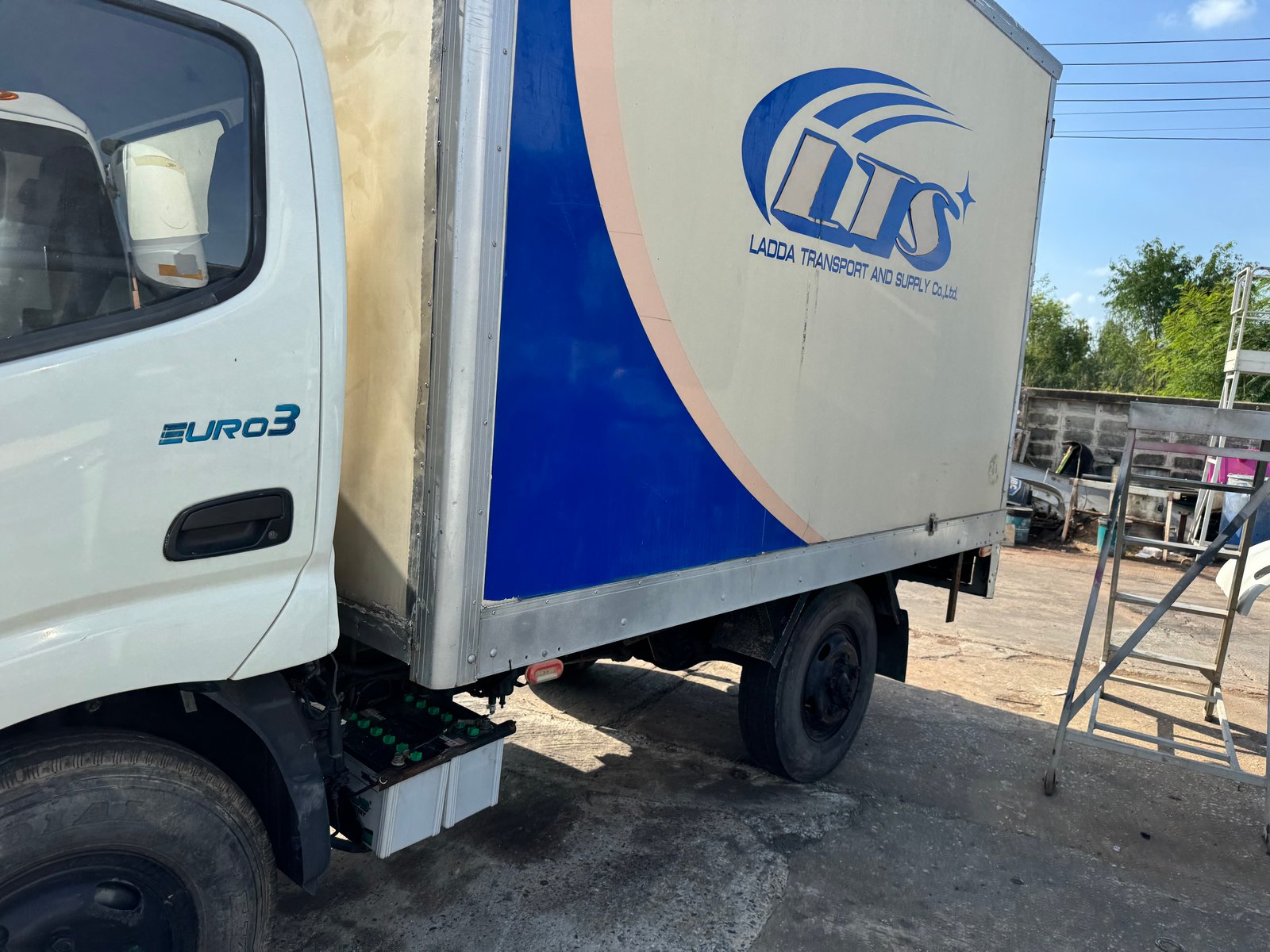 Hino innovator 300  สิงหา 63 ราคา 395,000 ตู้แห้ง 90,000 km