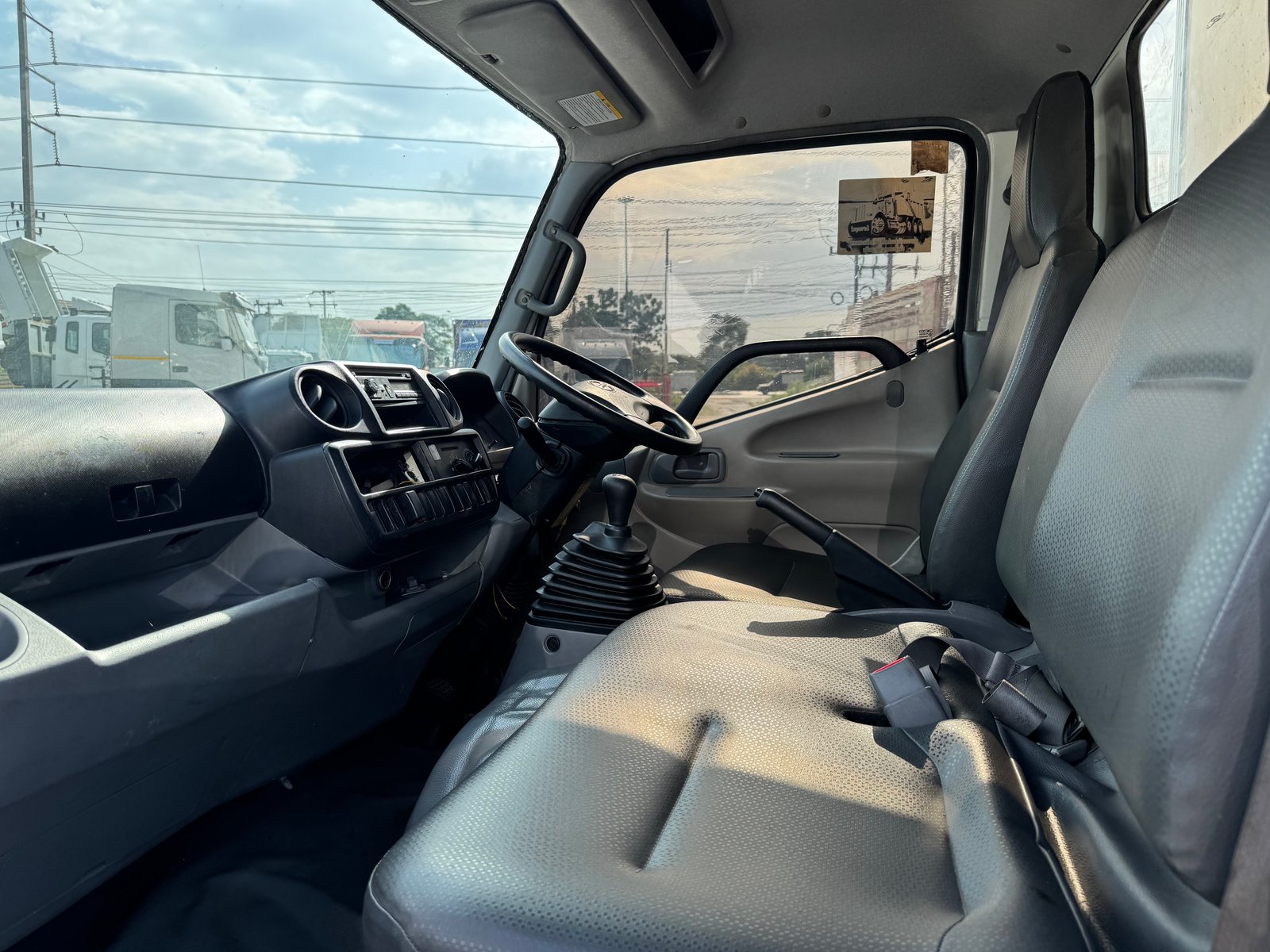 Hino innovator 300  สิงหา 63 ราคา 395,000 ตู้แห้ง 90,000 km