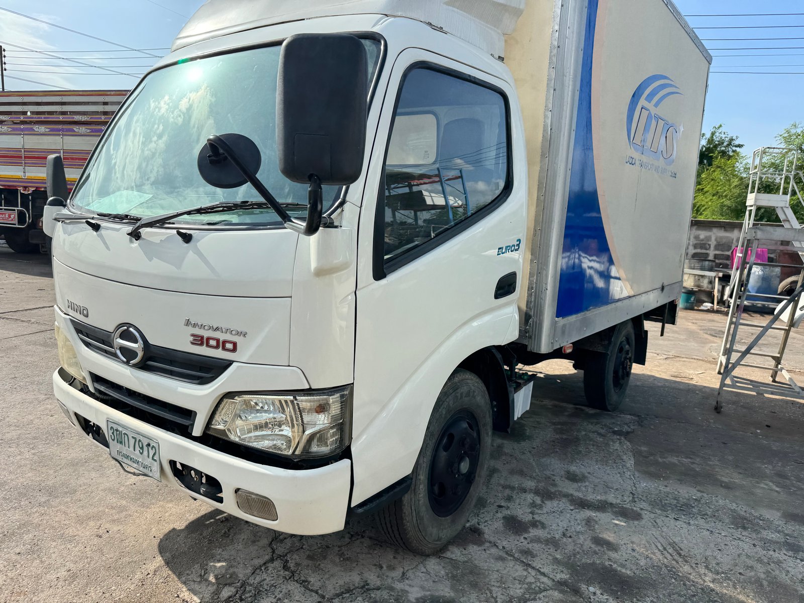 Hino innovator 300  สิงหา 63 ราคา 395,000 ตู้แห้ง 90,000 km