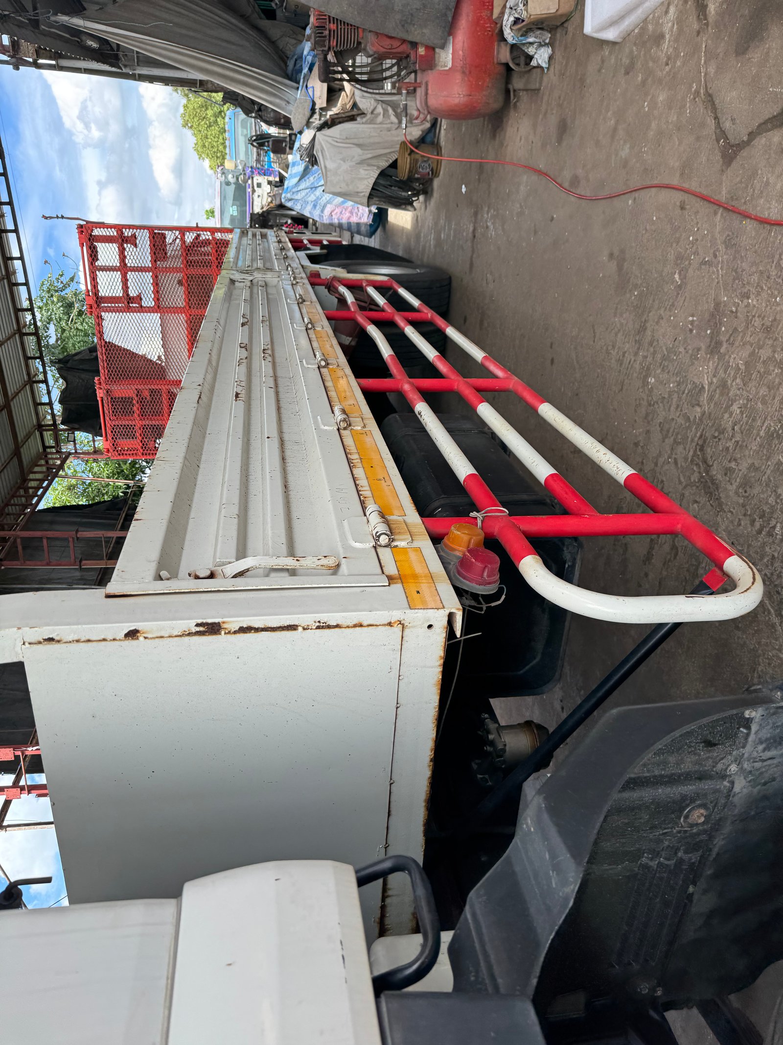 ขาย ISUZU FTR 240 สุดยอดรถบรรทุกสำหรับงานขนย้ายรถไถ – รถโฟร์คลิฟท์ พื้นเรียบ ยาว 7.5 เมตร ลิฟท์ท้าย 