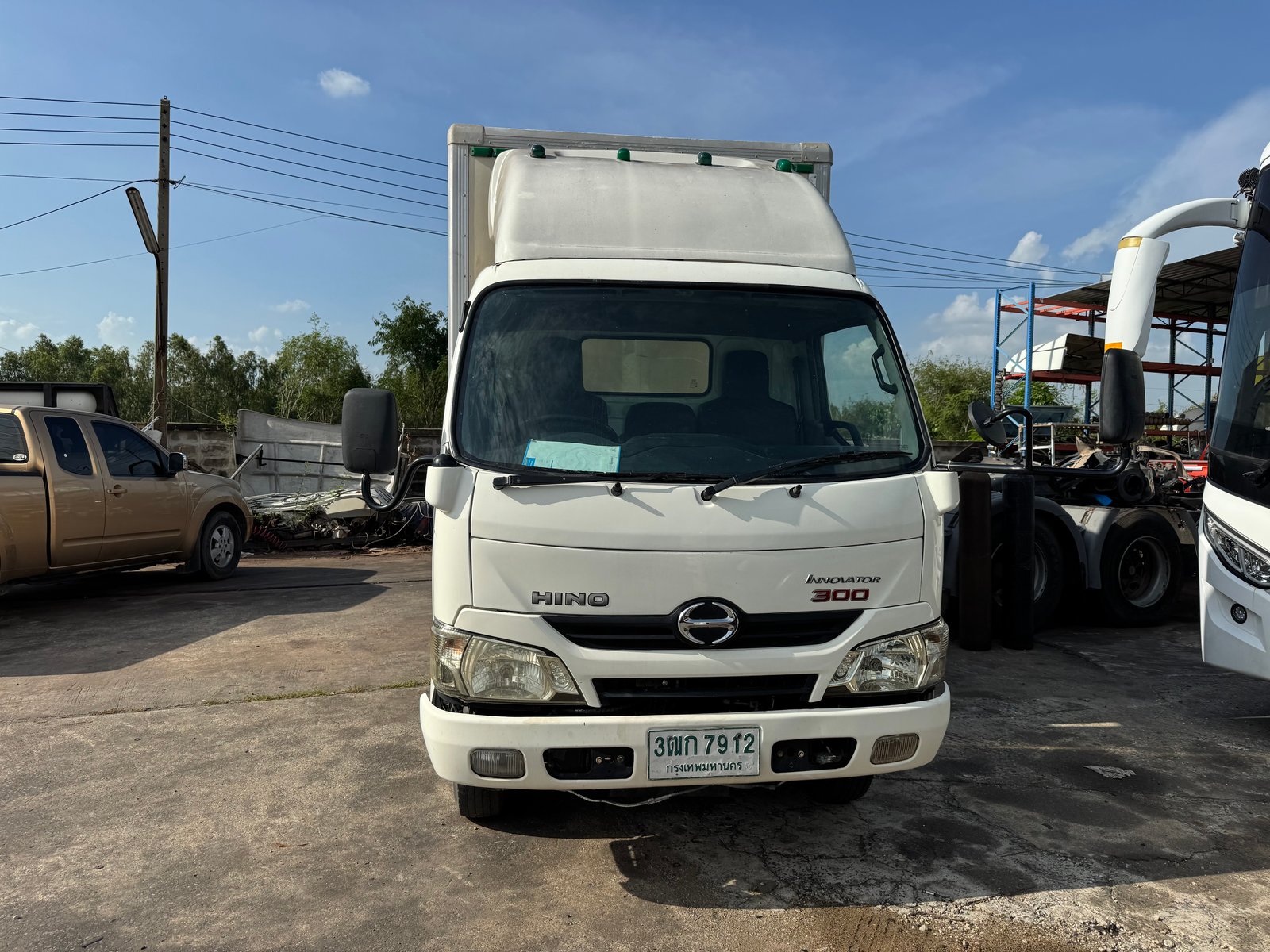 Hino innovator 300  สิงหา 63 ราคา 395,000 ตู้แห้ง 90,000 km