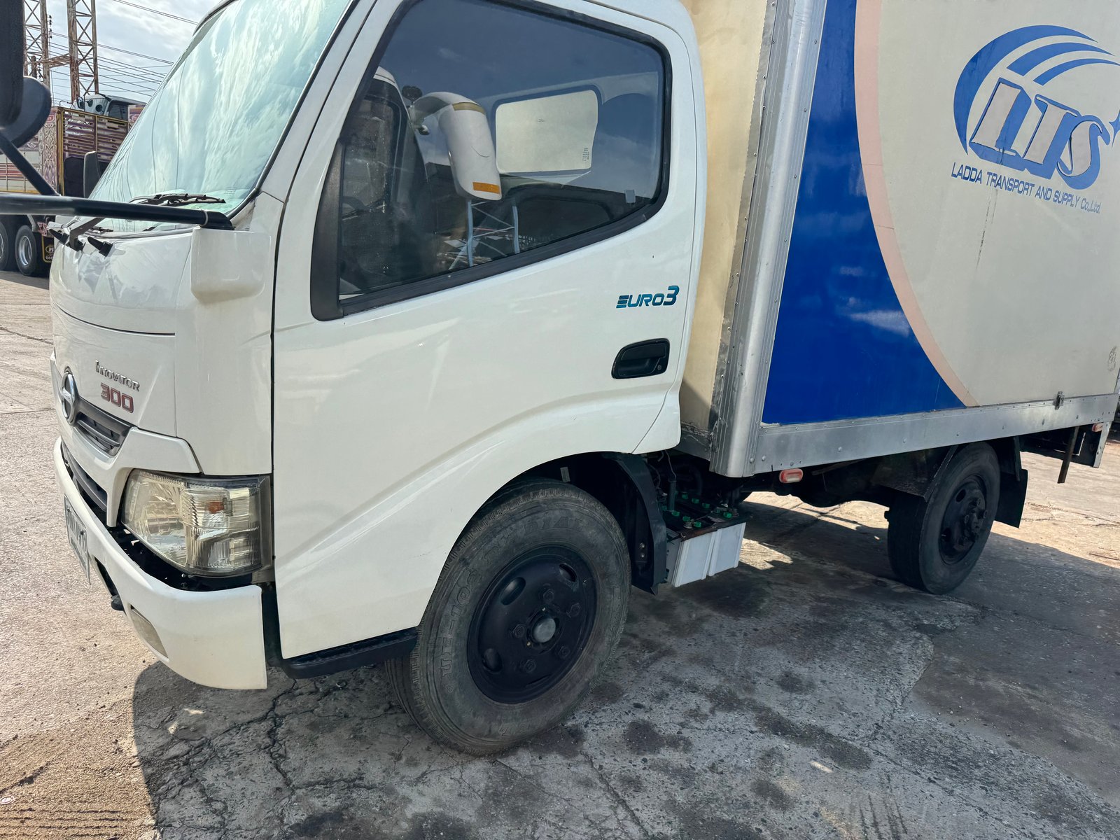 Hino innovator 300  สิงหา 63 ราคา 395,000 ตู้แห้ง 90,000 km
