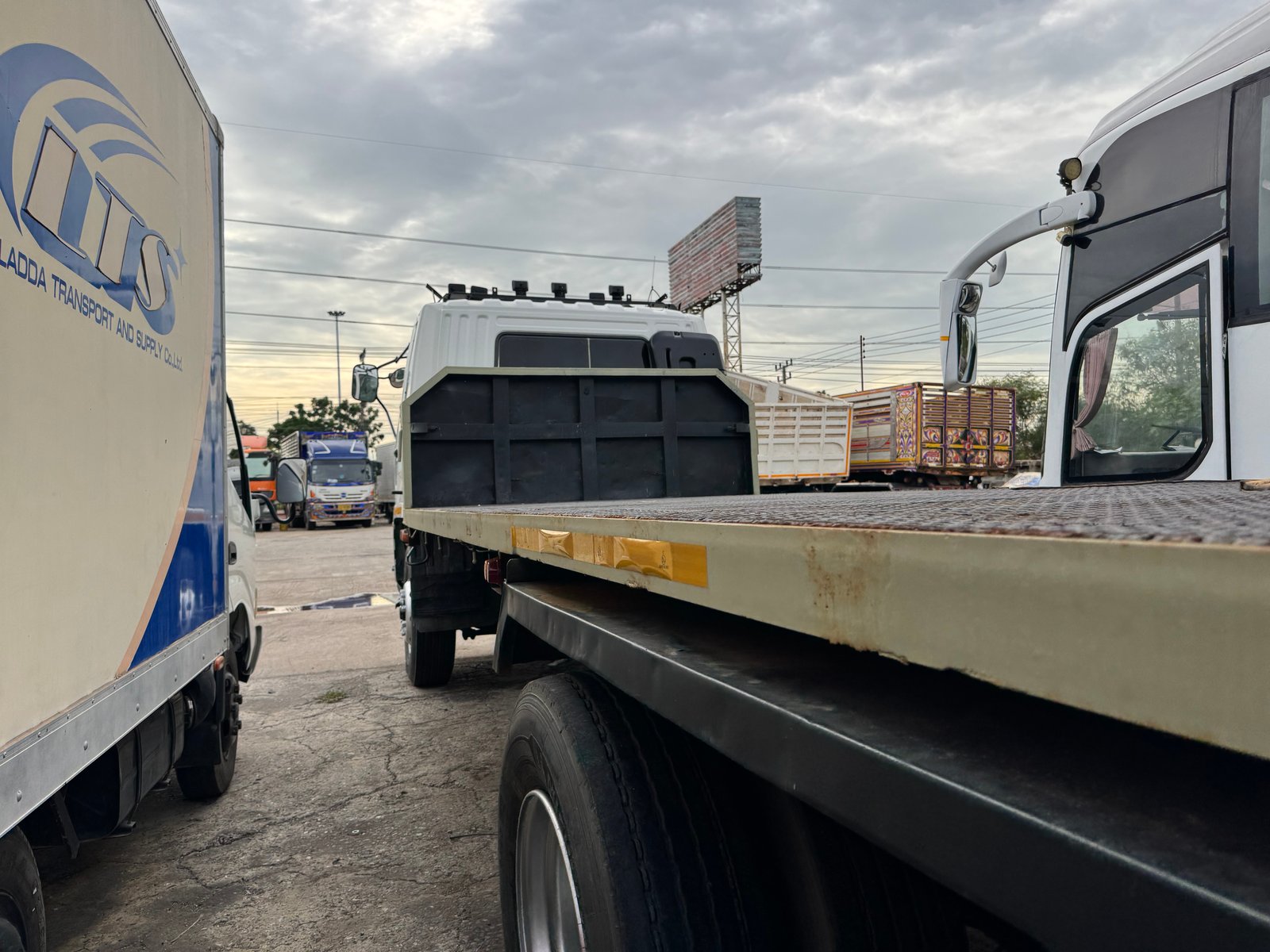 ขาย FUSO FM1524 10 ล้อ พื้นเรียบ 7 เมตร เอาไปวางตู้ตัวนี้ประหยัดสุด ขาย FUSO FM1524 10 ล้อ พื้นเรียบ 7 เมตร เอาไปวางตู้ตัวนี้ประหยัดสุด