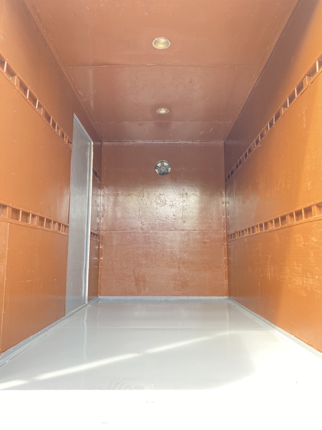 ขายตู้แห้ง ประตู 3 บาน ยาว 3.10 กว้าง1.80 สูง 2.20 เมตร