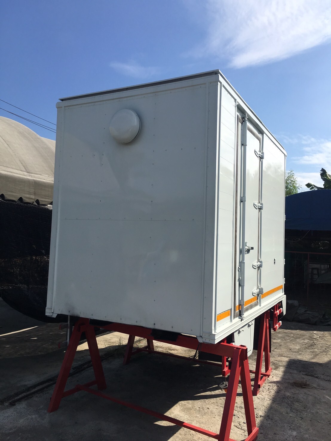 ขายตู้แห้ง ประตู 3 บาน ยาว 3.10 กว้าง1.80 สูง 2.20 เมตร