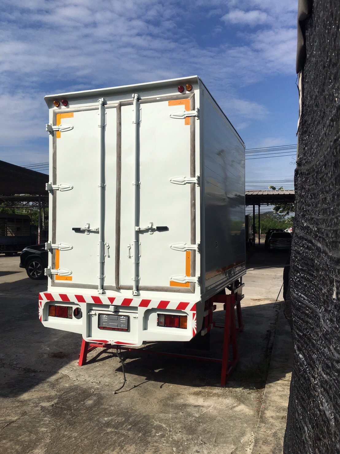 ขายตู้แห้ง ประตู 3 บาน ยาว 3.10 กว้าง1.80 สูง 2.20 เมตร