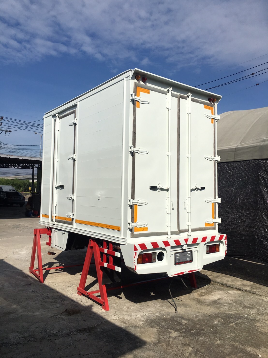 ขายตู้แห้ง ประตู 3 บาน ยาว 3.10 กว้าง1.80 สูง 2.20 เมตร