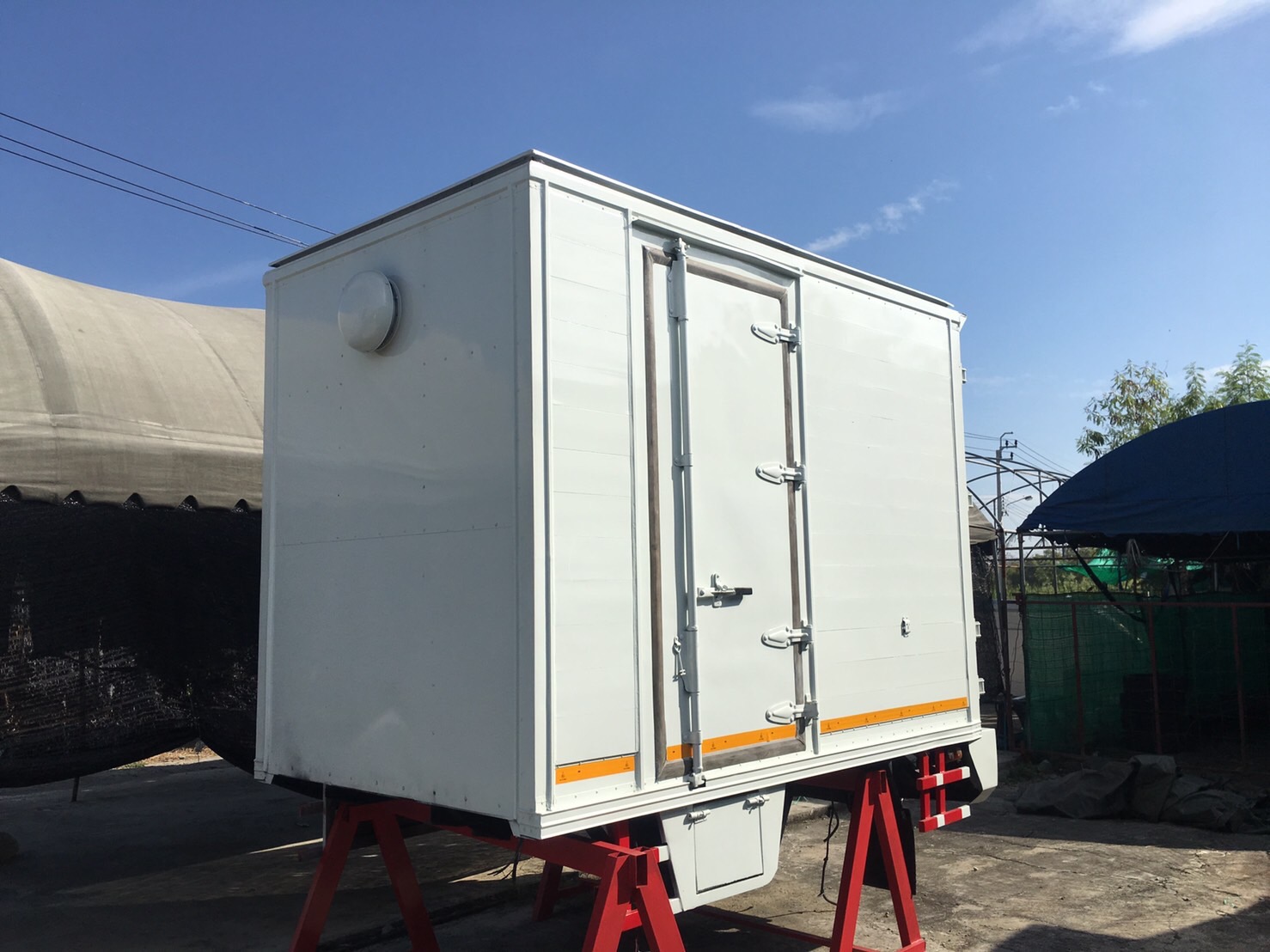 ขายตู้แห้ง ประตู 3 บาน ยาว 3.10 กว้าง1.80 สูง 2.20 เมตร