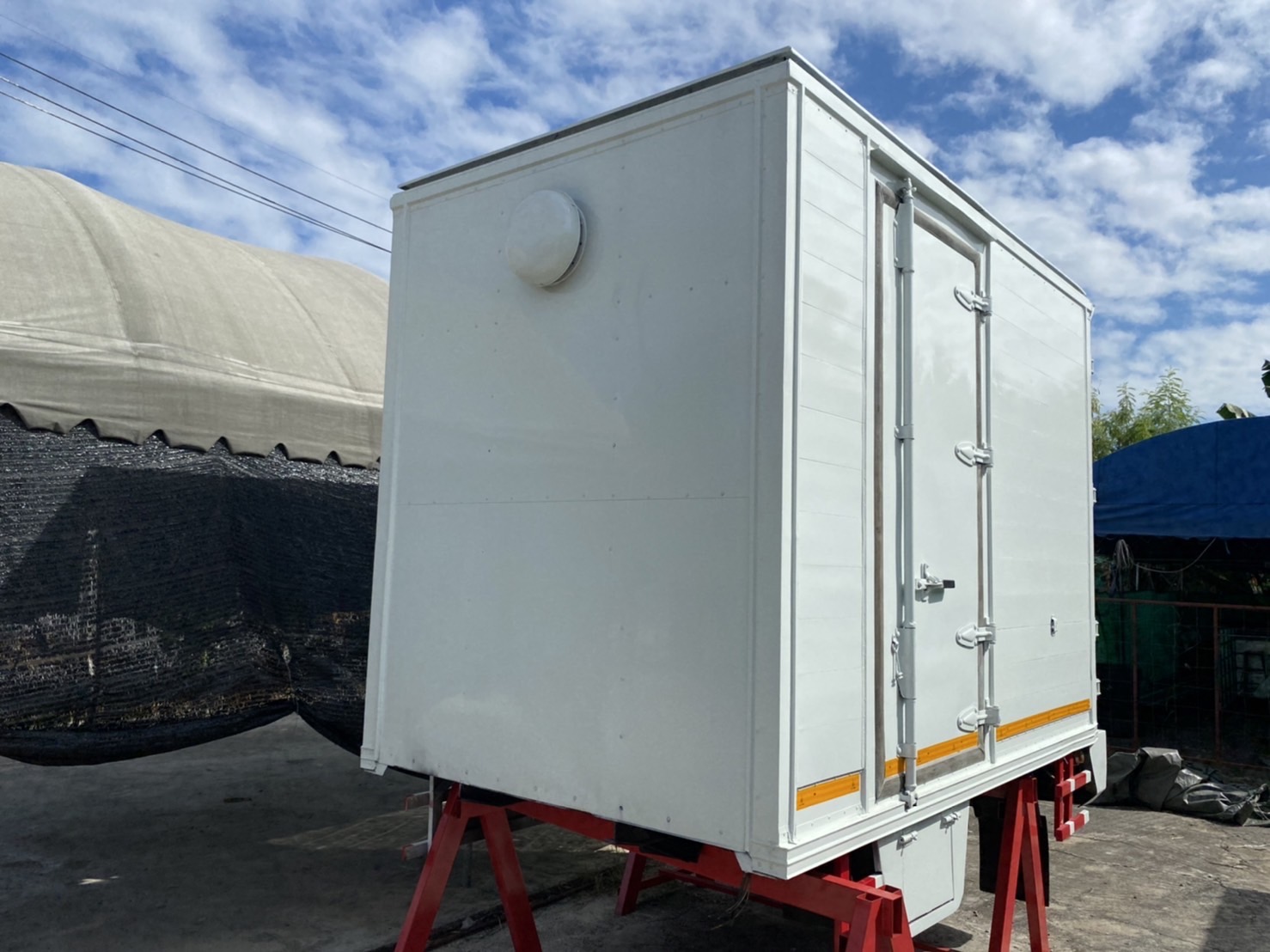 ขายตู้แห้ง ประตู 3 บาน ยาว 3.10 กว้าง1.80 สูง 2.20 เมตร