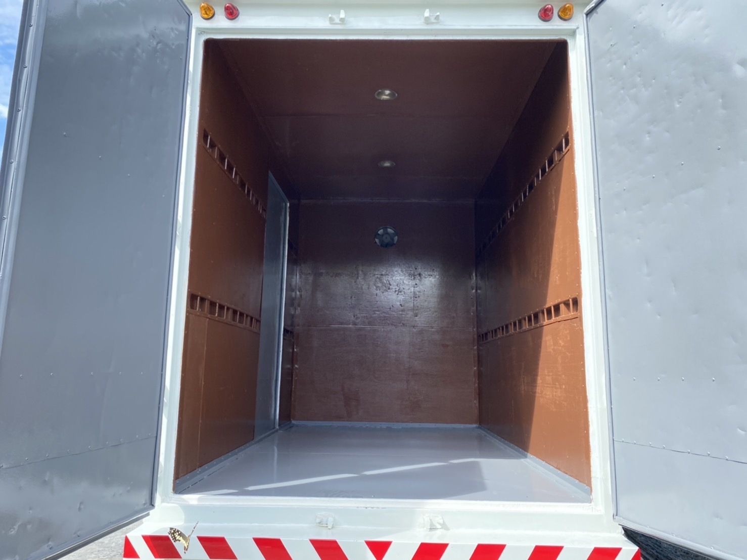 ขายตู้แห้ง ประตู 3 บาน ยาว 3.10 กว้าง1.80 สูง 2.20 เมตร