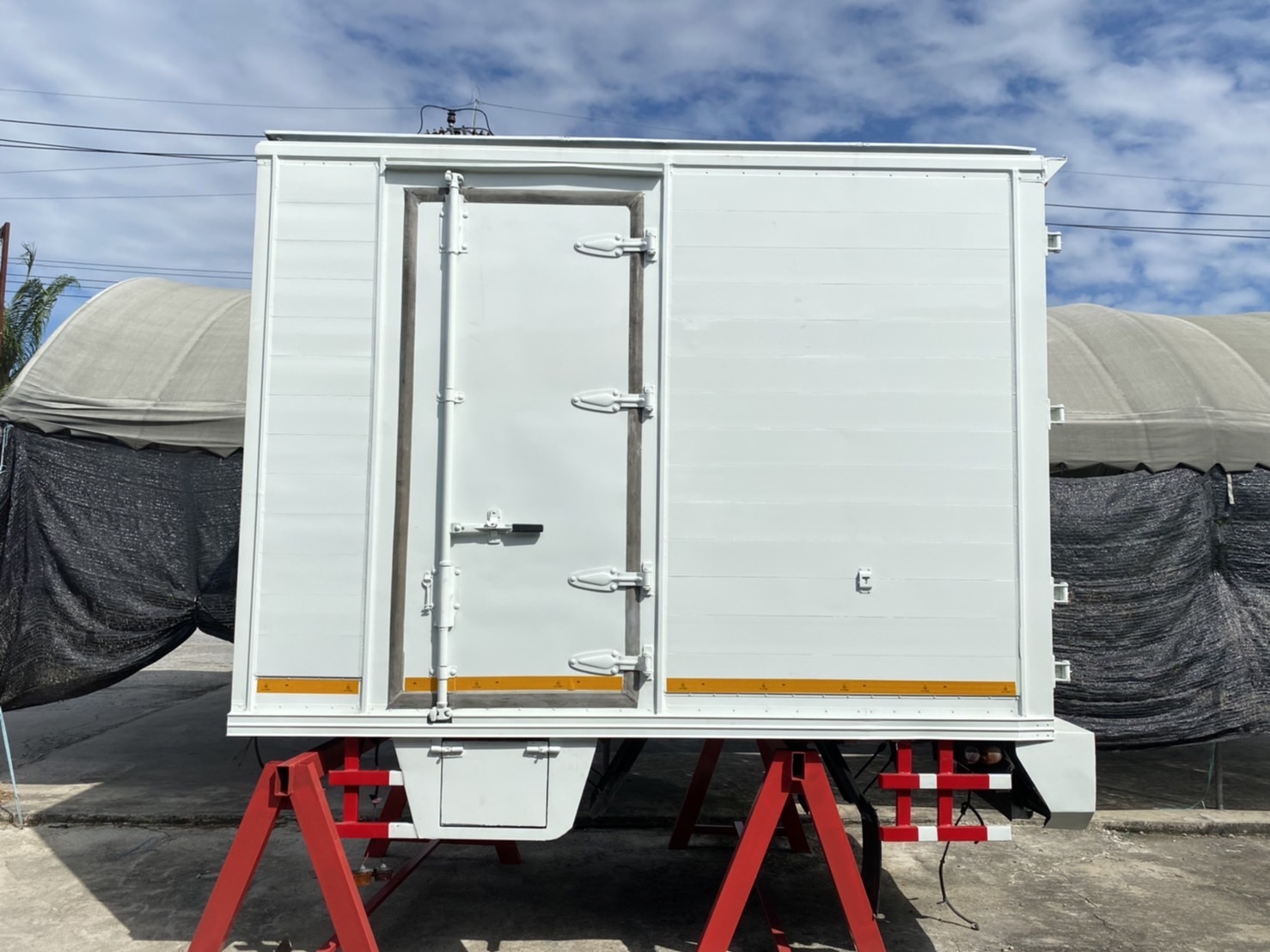 ขายตู้แห้ง ประตู 3 บาน ยาว 3.10 กว้าง1.80 สูง 2.20 เมตร