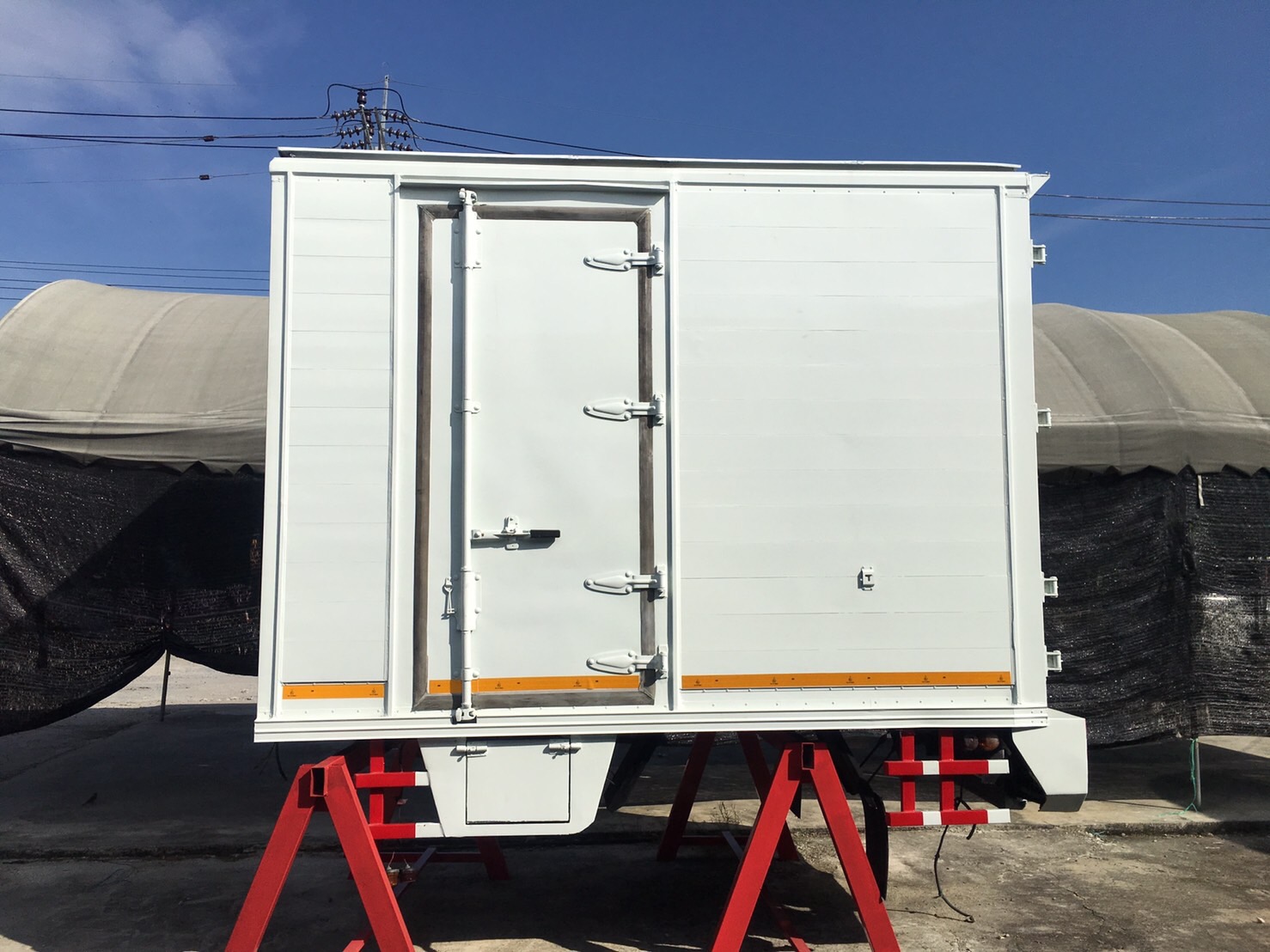 ขายตู้แห้ง ประตู 3 บาน ยาว 3.10 กว้าง1.80 สูง 2.20 เมตร