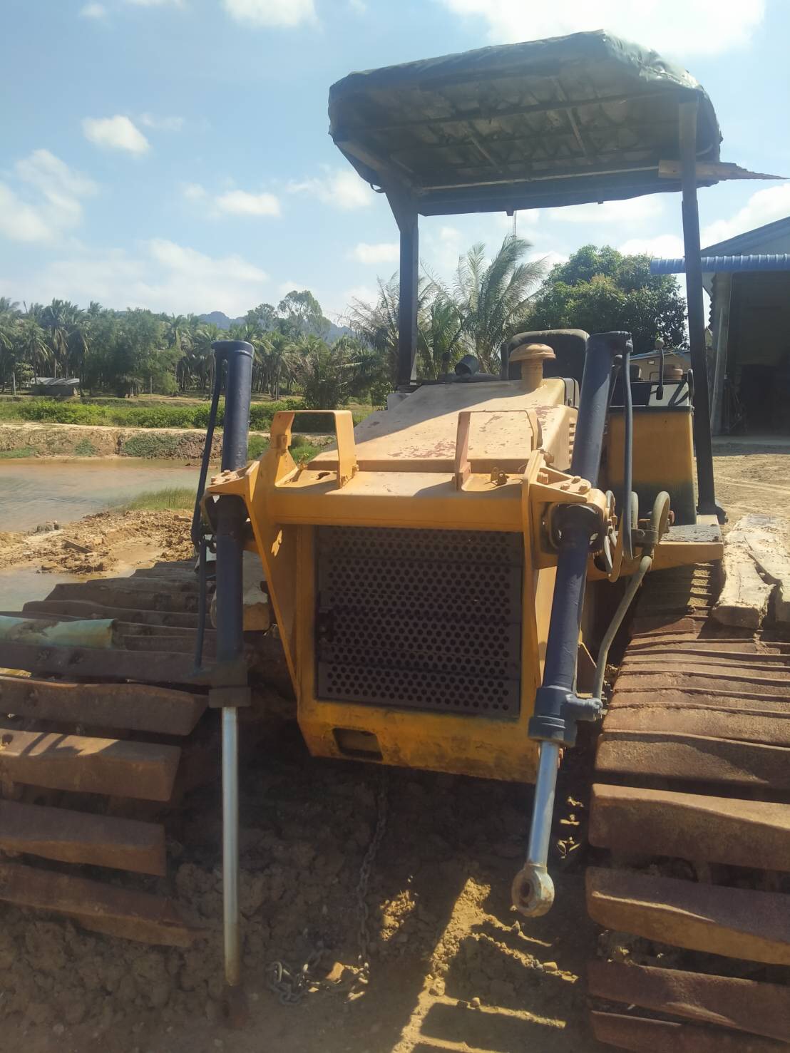 ขายด่วน เหมารถแทคเตอร์ 2คัน mitsu d20 ตีน1เมตร คู่komatsu d20 ตีน80 เครื่องติดใช้งานได้ 2 คัน เพียง 