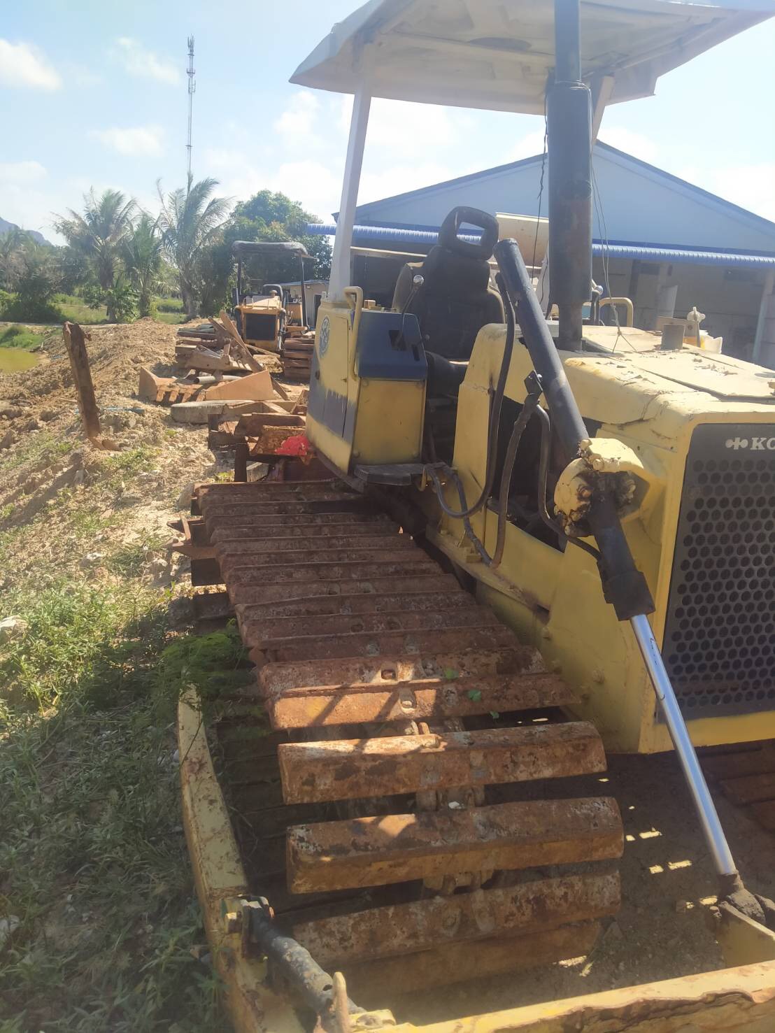 ขายด่วน เหมารถแทคเตอร์ 2คัน mitsu d20 ตีน1เมตร คู่komatsu d20 ตีน80 เครื่องติดใช้งานได้ 2 คัน เพียง ขายด่วน เหมารถแทคเตอร์ 2คัน mitsu d20 ตีน1เมตร คู่komatsu d20 ตีน80 เครื่องติดใช้งานได้ 2 คัน เพียง