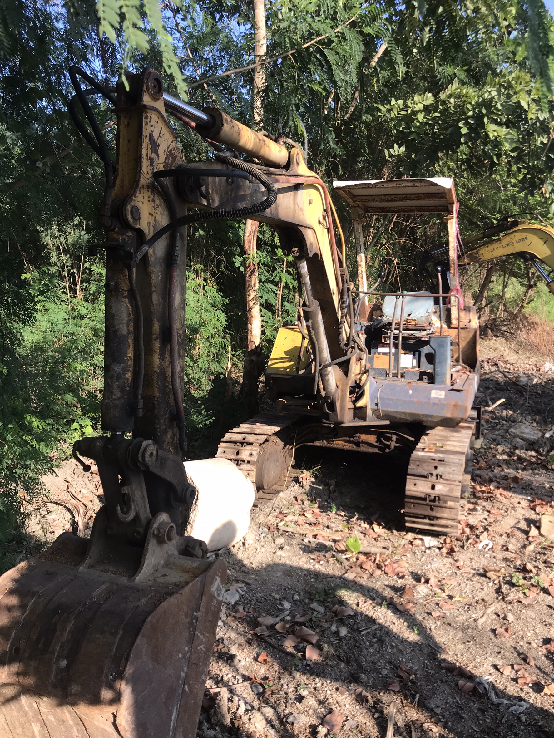 ขายด่วน Komatsu pc20รุ่น5 พร้อมหัวแย็ก เครื่องดี ปั้มไฮโดรริคอ่อนนิด เพียง 125000 บาท