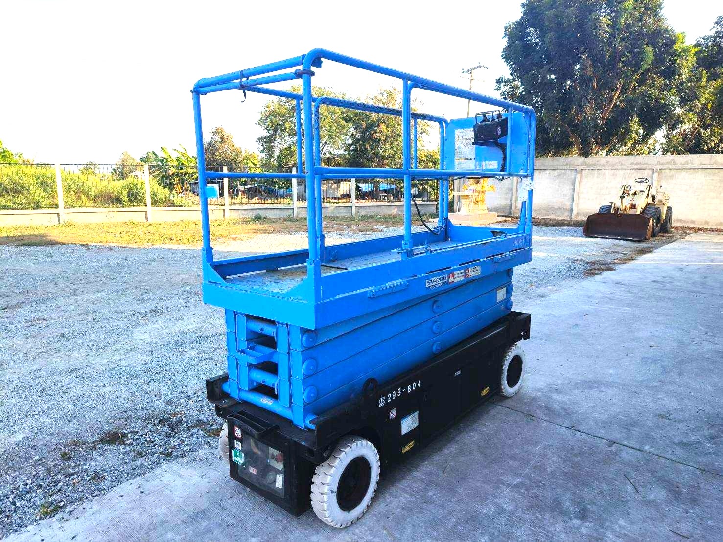 X-Lift SV08B รถกระเช้าไฟฟ้า สูง 8 เมตร โทร 080-6565422 หนิง