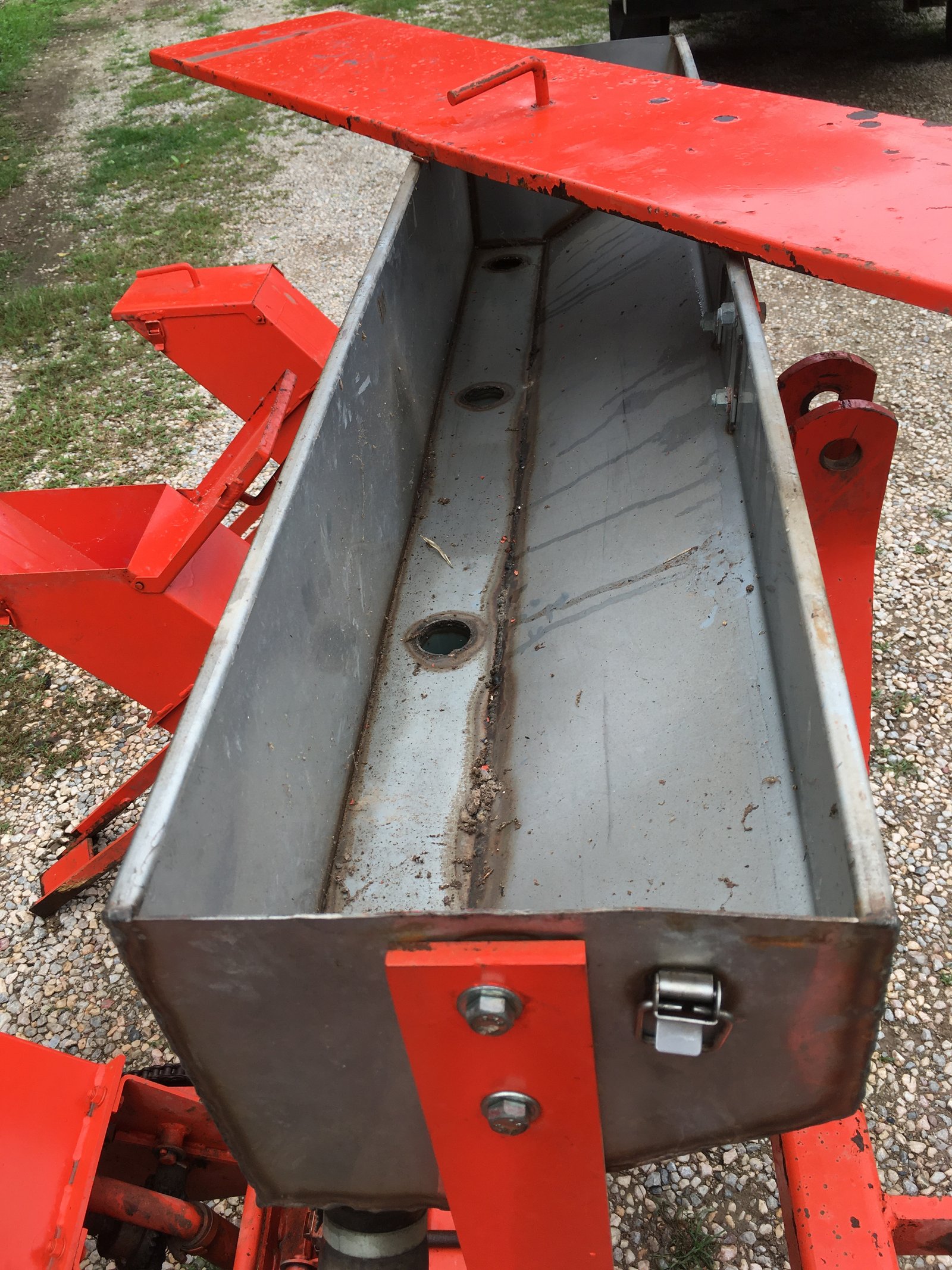 ขายเครื่องหยอดเมล็ดพืชมือสอง4แถว Kubota Ms360 ปรับร่องได้ซื้อมาใช้ครั้งเดียวไม่ได้ใช้เลยขายสภาพ90%ใส