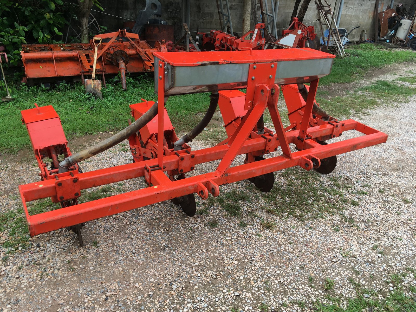 ขายเครื่องหยอดเมล็ดพืชมือสอง4แถว Kubota Ms360 ปรับร่องได้ซื้อมาใช้ครั้งเดียวไม่ได้ใช้เลยขายสภาพ90%ใส