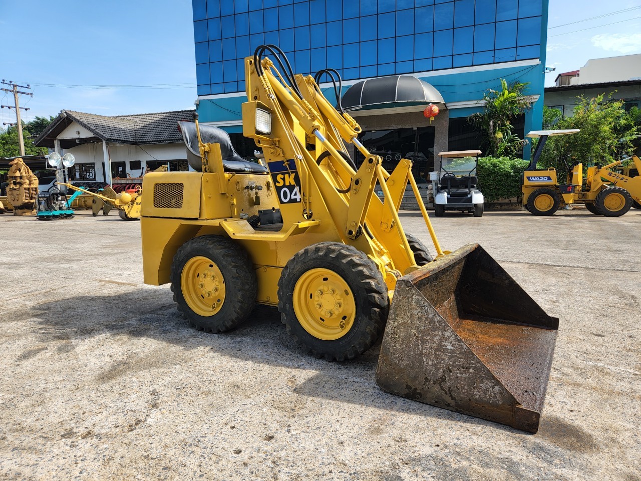 รถตักเล็ก  KOMATSU  SK04 (BOBCAT)  พร้อมใช้งาน ชั่วโมงการทำงานน้อย รถนำเข้าจากญี่ปุ่นแท้