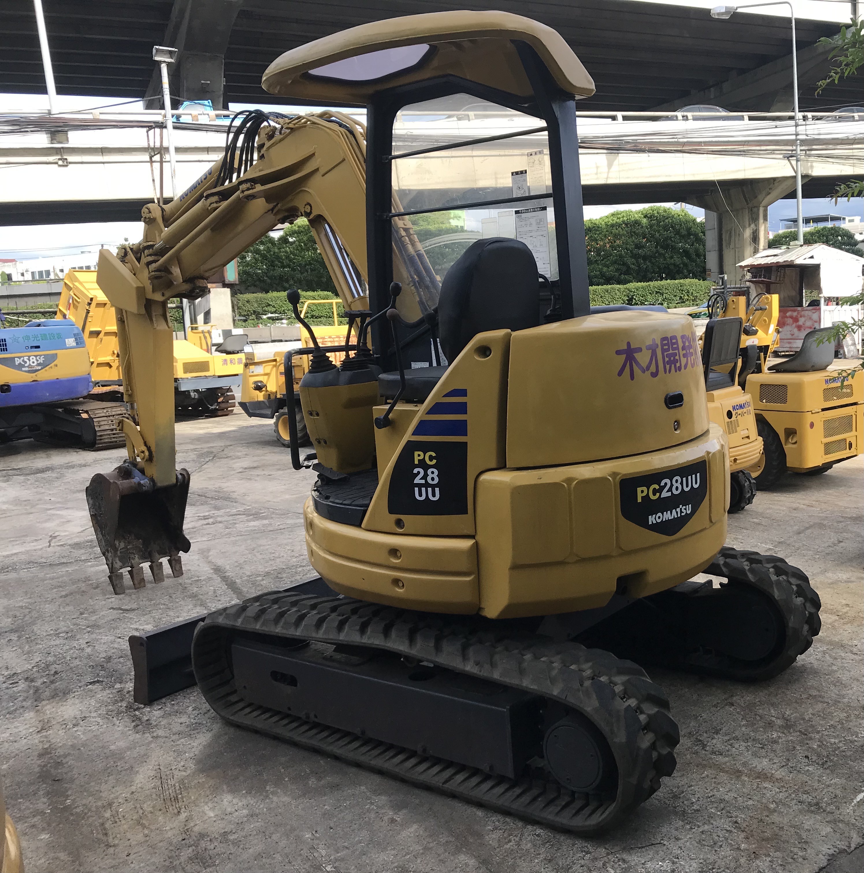รถขุด KOMATSU PC28UU-2E พร้อมใช้งาน สอบถามเพิ่มเติมที่คุณชัญญา