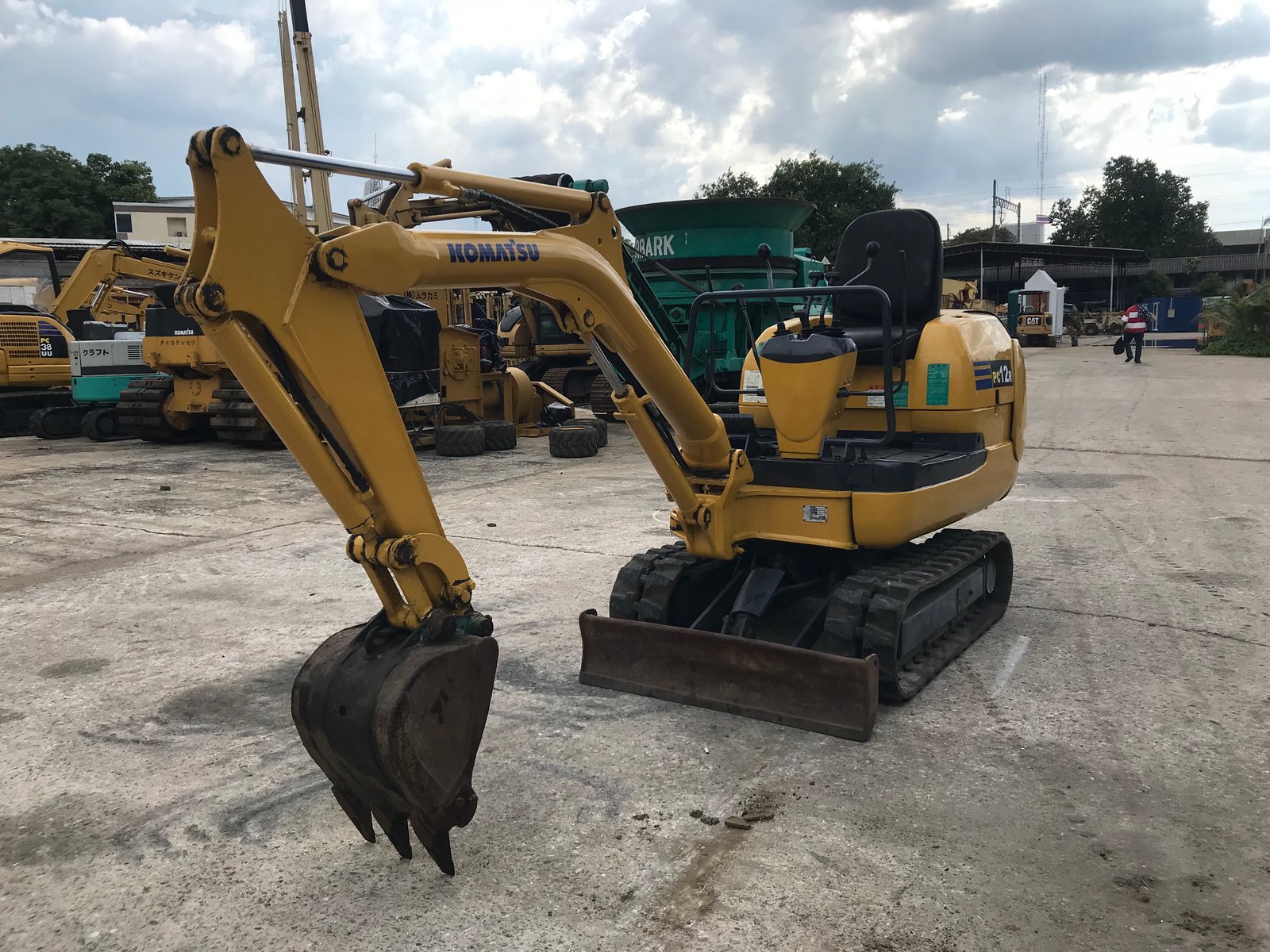 รถขุด KOMATSU PC12R-8 พร้อมใช้งาน สอบถามที่คุณครีม 0658844400