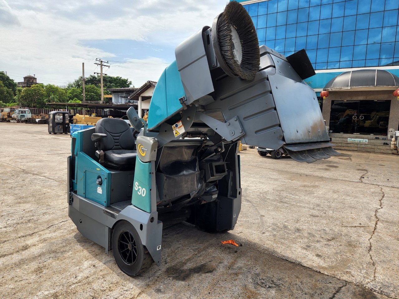 รถกวาดถนน KOMATSU S30 พร้อมใช้งาน สอบถามเพิ่มเติมที่คุณชัญญา
