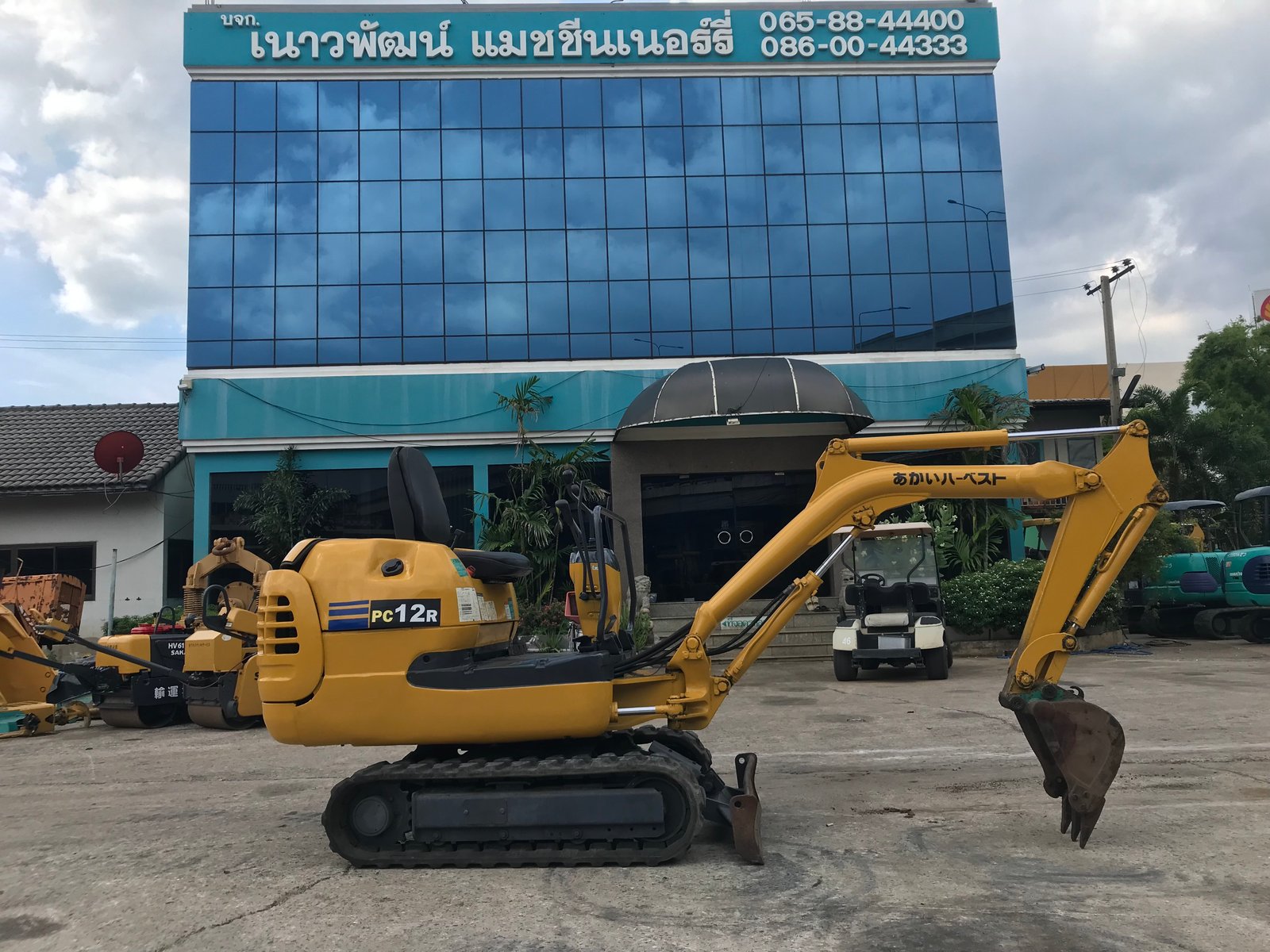 รถขุด KOMATSU PC12R-8 พร้อมใช้งาน สอบถามที่คุณครีม 0658844400