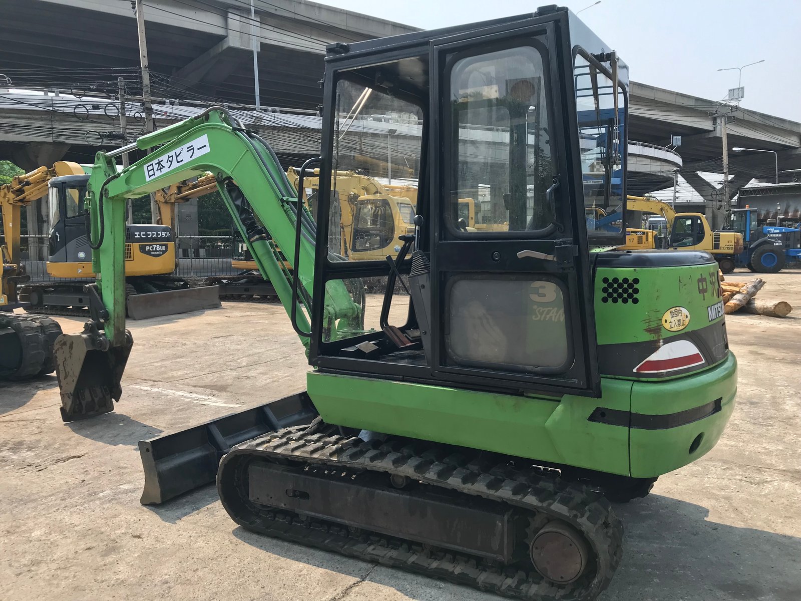 รถขุด CAT-MITSU MM30 คันนี้มีเก๋ง พร้อมใช้งาน นำเข้าจากญี่ปุ่นไม่เคยใช้ในไทย รถขุด CAT-MITSU MM30 คันนี้มีเก๋ง พร้อมใช้งาน นำเข้าจากญี่ปุ่นไม่เคยใช้ในไทย