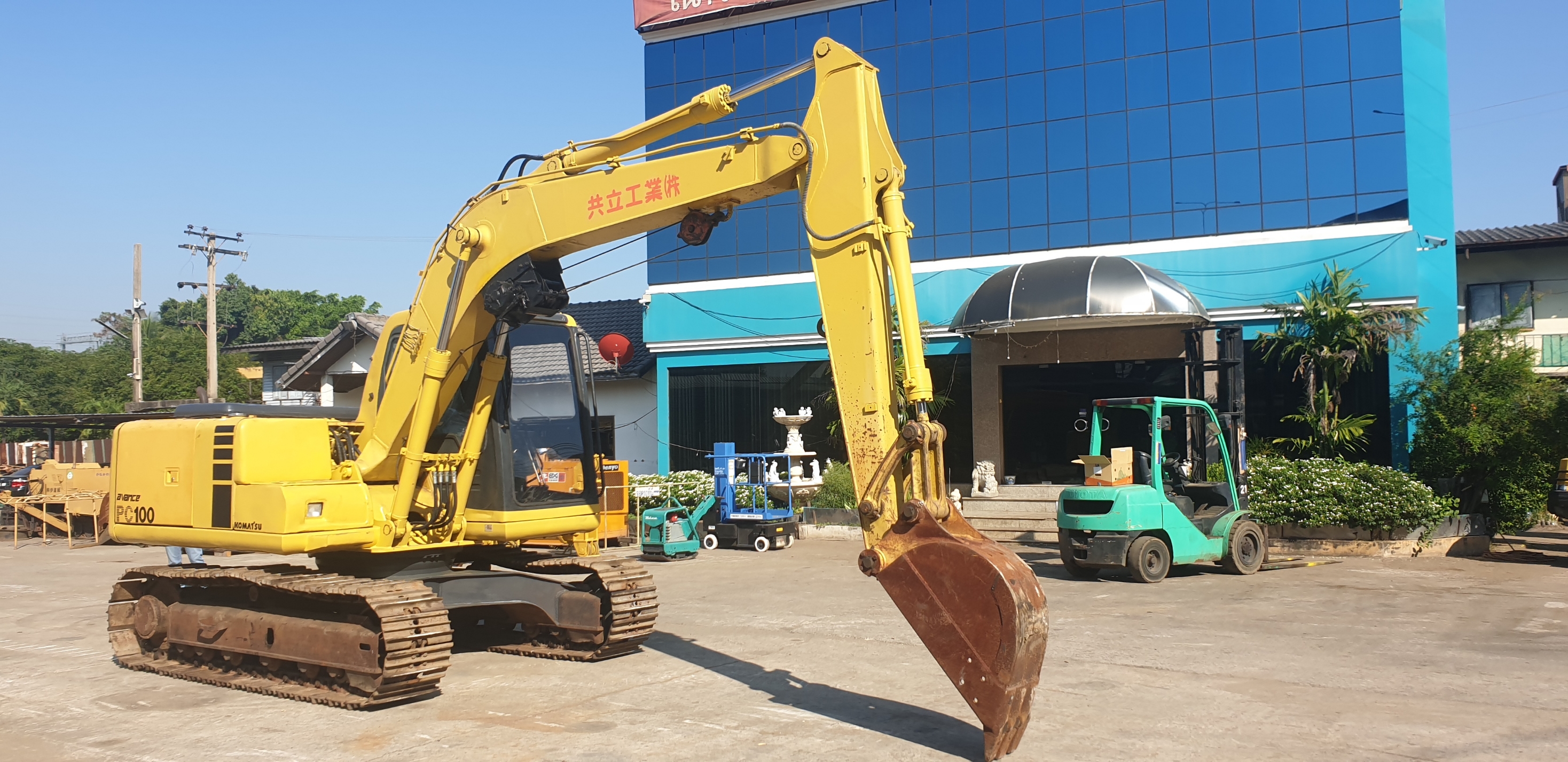 รถขุด KOMATSU PC100-6 มีวิ้น รถสวยมาก สอบถามเพิ่มเติมที่คุณชัญญา