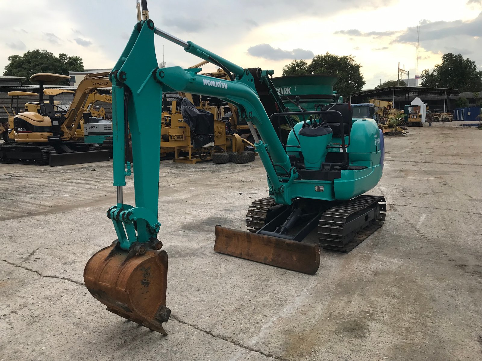 รถขุด KOMATSU PC15R-8 ใช้งานมาน้อย สอบถามที่คุณครีม 0658844400 รถขุด KOMATSU PC15R-8 ใช้งานมาน้อย สอบถามที่คุณครีม 0658844400