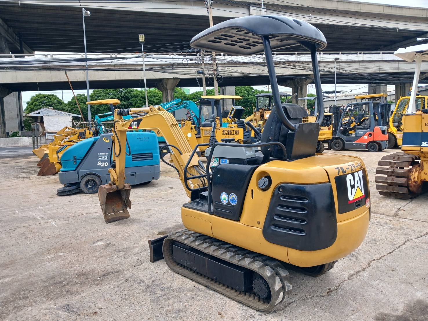 รถขุดมือสอง ขนาดเล็ก CAT-MITSU MM15T สอบถามเพิ่มเติมที่คุณชัญญา 0658844400