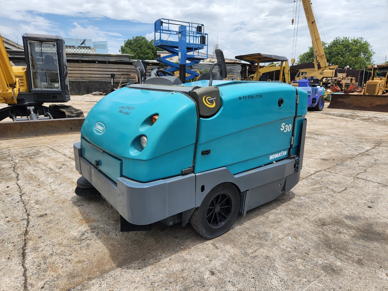 รถกวาดถนน KOMATSU S30 พร้อมใช้งาน สอบถามเพิ่มเติมที่คุณชัญญา