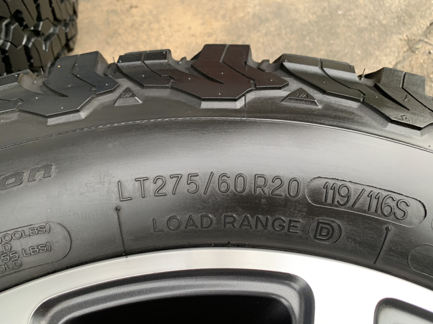 ล้อแม็ก Ford Everest รุ่นใหม่ล่าสุด ขอบ 20 พร้อมยาง 275-60-20 BF Goodrich สภาพสวย ล้อแม็ก Ford Everest รุ่นใหม่ล่าสุด ขอบ 20 พร้อมยาง 275-60-20 BF Goodrich สภาพสวย